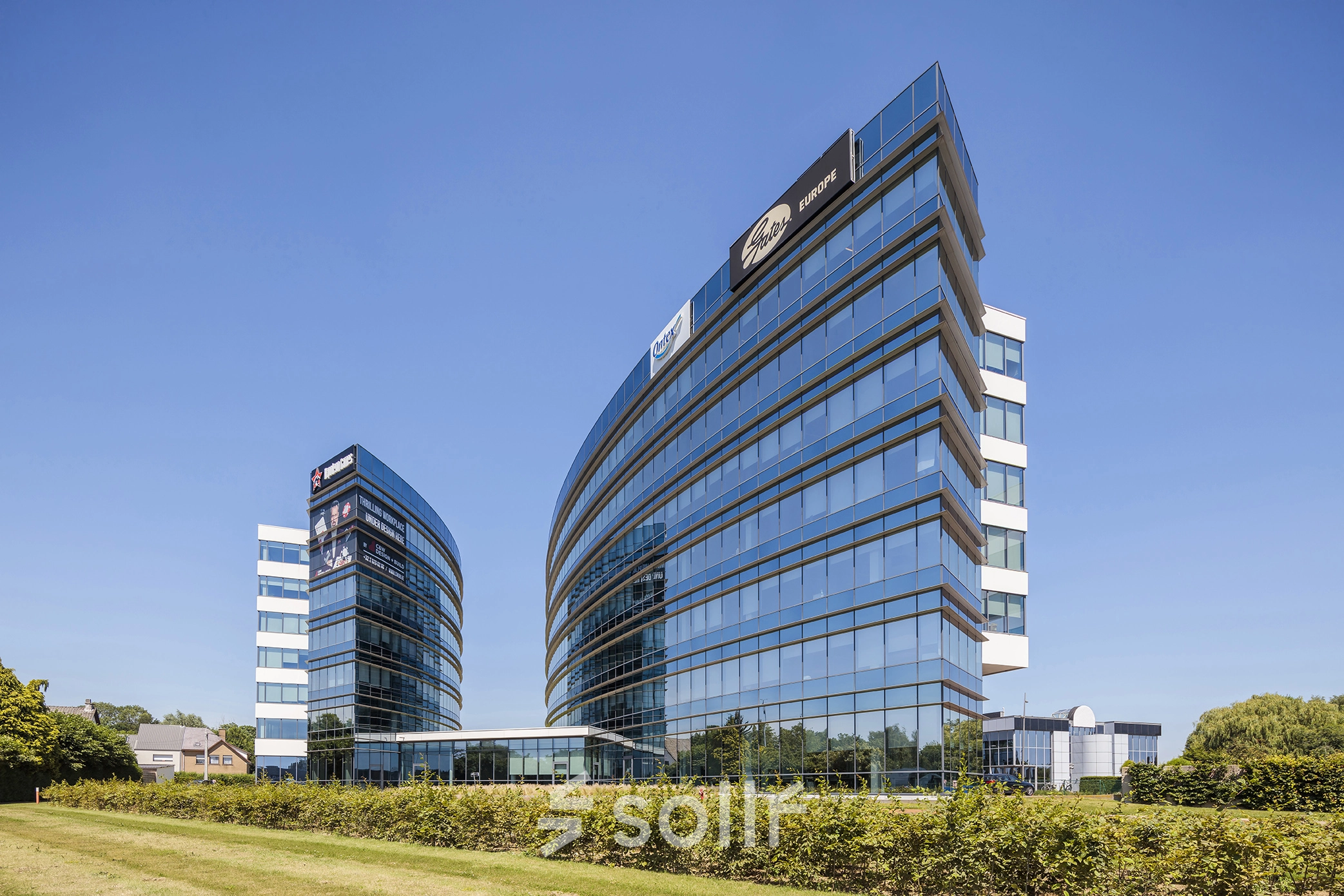 Modern kantoorgebouw met glasgevels, gelegen aan de Korte Keppestraat 19 in Aalst, perfect voor wie kantoorruimte te huur zoekt.