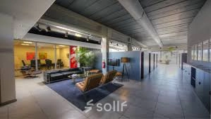 Kantoorruimte te huur op Middelmolenlaan 175 in Antwerpen Merksem met modern ingerichte zithoek, stijlvolle werkplekken en functionele indeling.