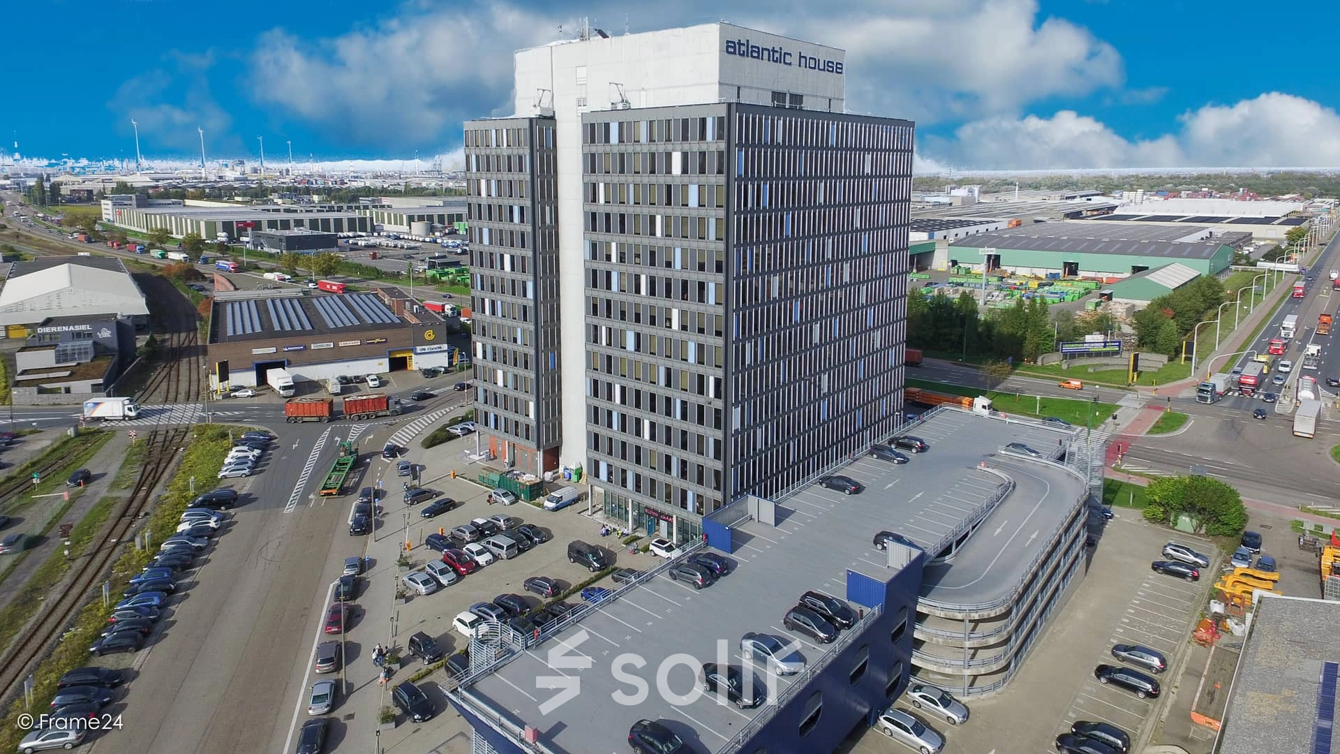 Kantoor te huur gelegen aan Noorderlaan 147 in Antwerpen Merksem, met een uitstekend zicht op de omgeving en ruime parkeerfaciliteiten.