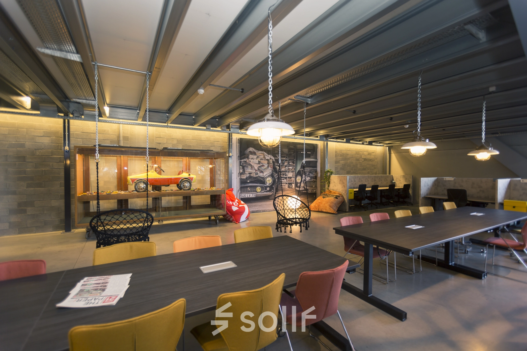 Kantoor te huur op Diamantstraat 8 in Herentals met comfortabele zitplaatsen, elegante tafels en een stijlvolle inrichting. Ideaal voor kantoorruimte huren in een moderne omgeving.