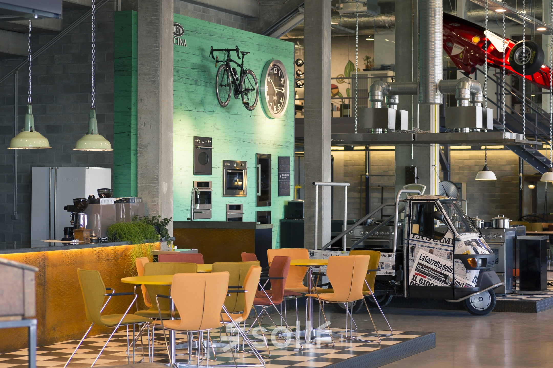 Kantoorruimte te huur met kleurrijke stoelen en bijzondere decoraties op de wand, ideaal voor creatieve werkruimtes. Gelegen op Diamantstraat 8 in Herentals, biedt het ruimte voor zakelijke bijeenkomsten.