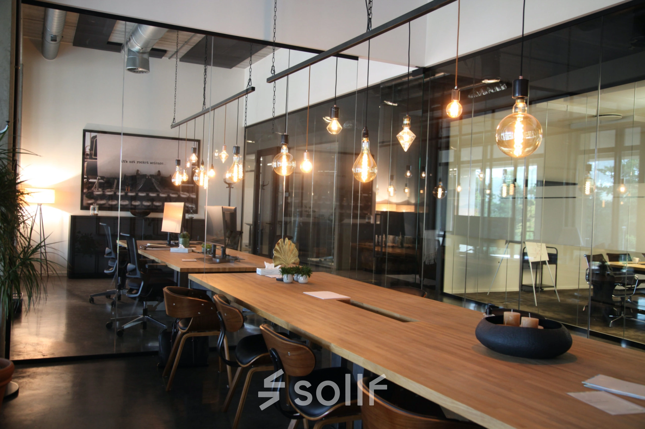 Stijlvolle kantoorruimte te huur op Philipssite 5, Leuven met moderne inrichting en sfeervolle verlichting. Ideaal voor wie op zoek is naar een inspirerende werkplek.
