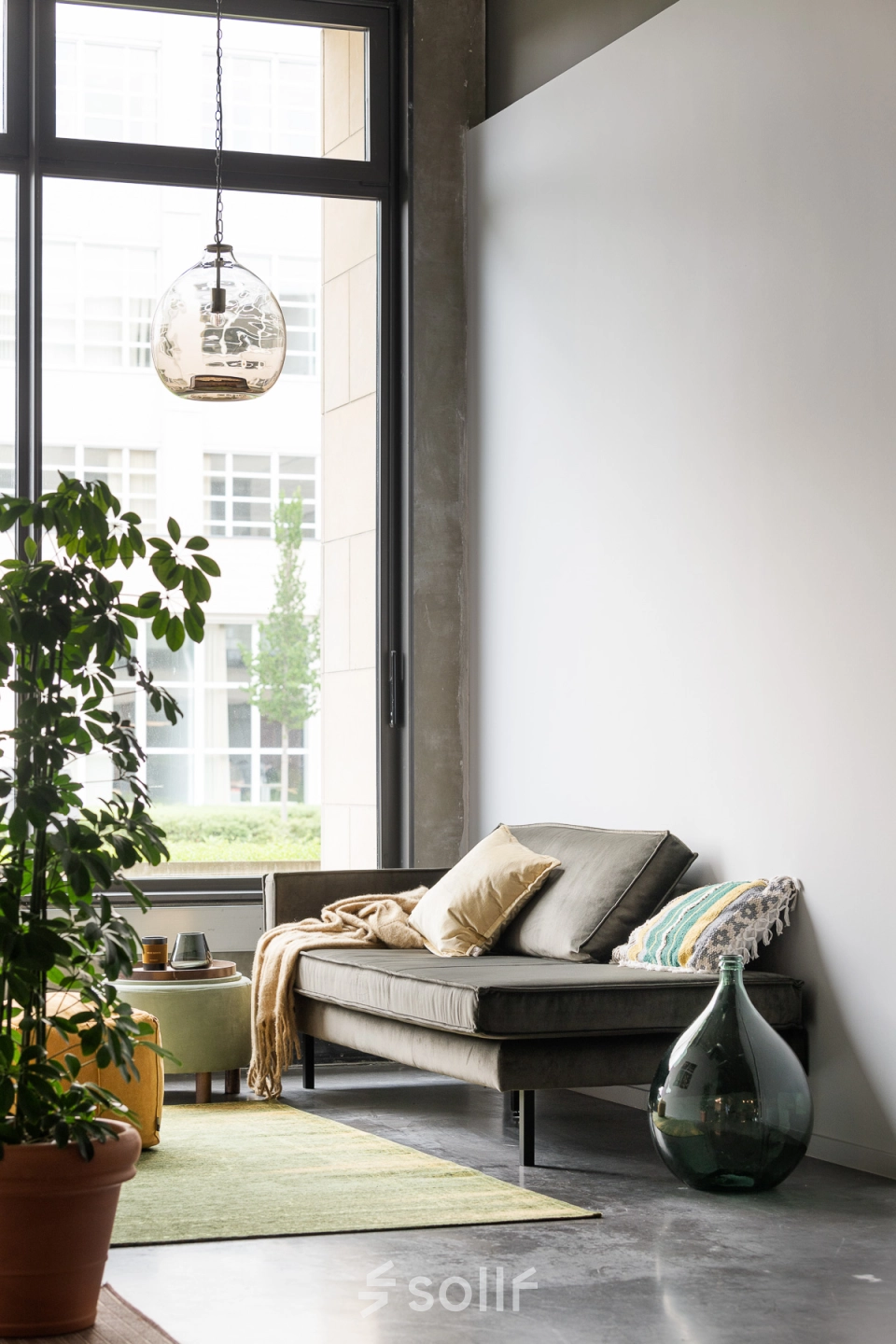Gezellige werkruimte op de Philipssite 5 in Leuven, met comfortabele zitbanken en veel natuurlijk licht. Ideaal kantoor te huren voor een inspirerende werkomgeving.