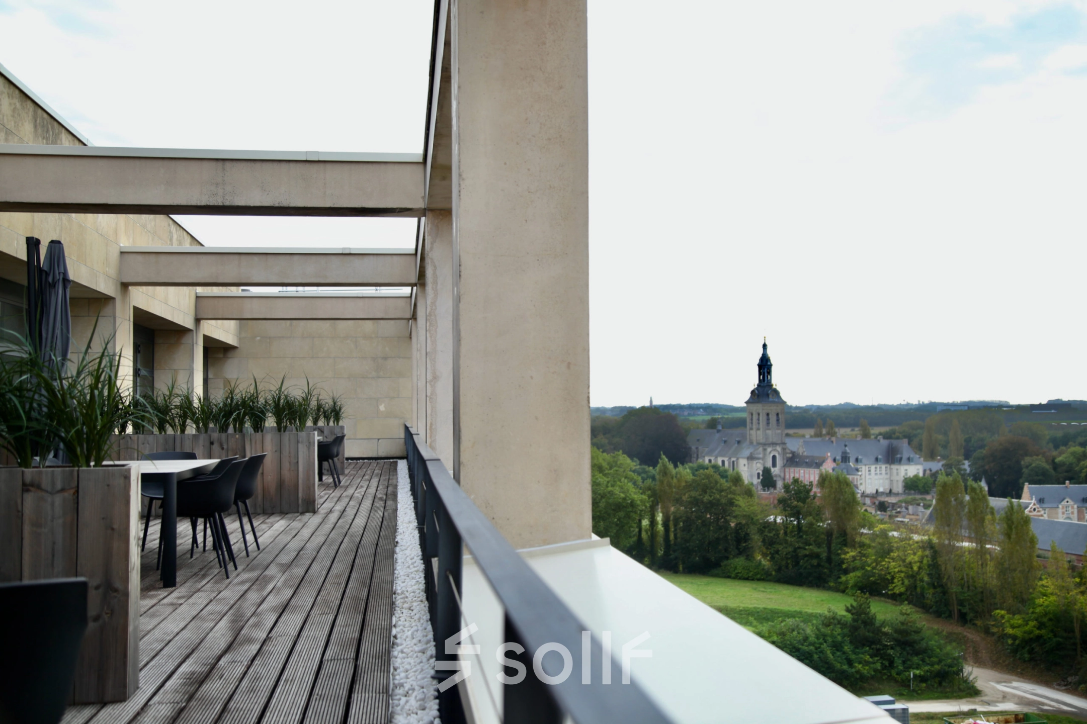 Ruime kantoorruimte te huur met een prachtig terras aan de Philipssite 5 in Leuven, met uitzicht op de stad en groene omgeving. Geschikt voor werkplekken in de open lucht.