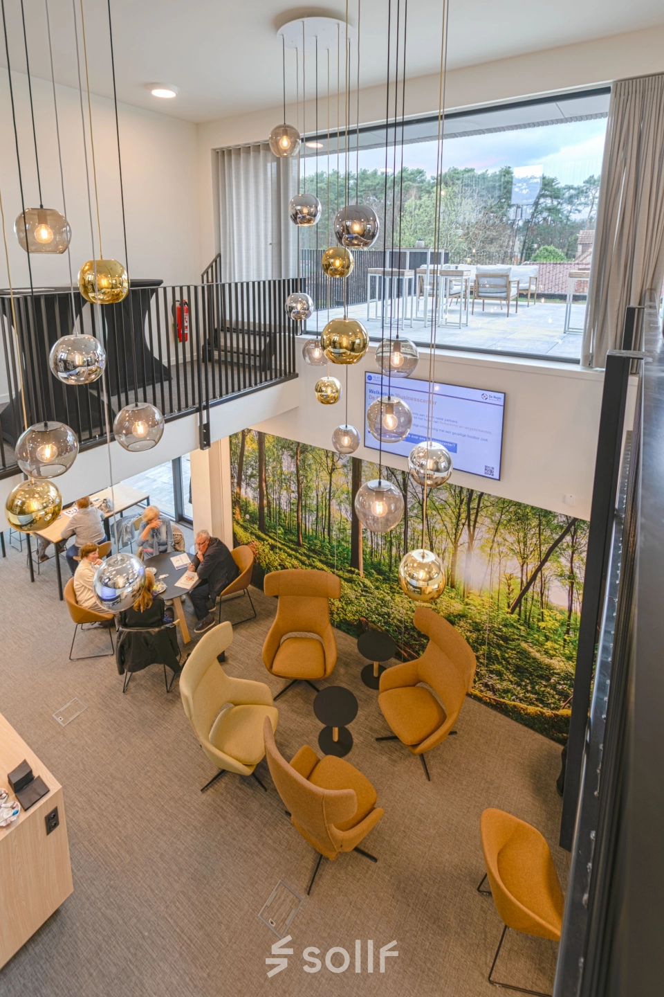 Moderne kantoorruimte te huur in Westerlo met stijlvolle zitgedeelte en hanglampen, ideaal voor informele vergaderingen. Kantoorruimte huren op Olenseweg 375 biedt een inspirerende werkomgeving.