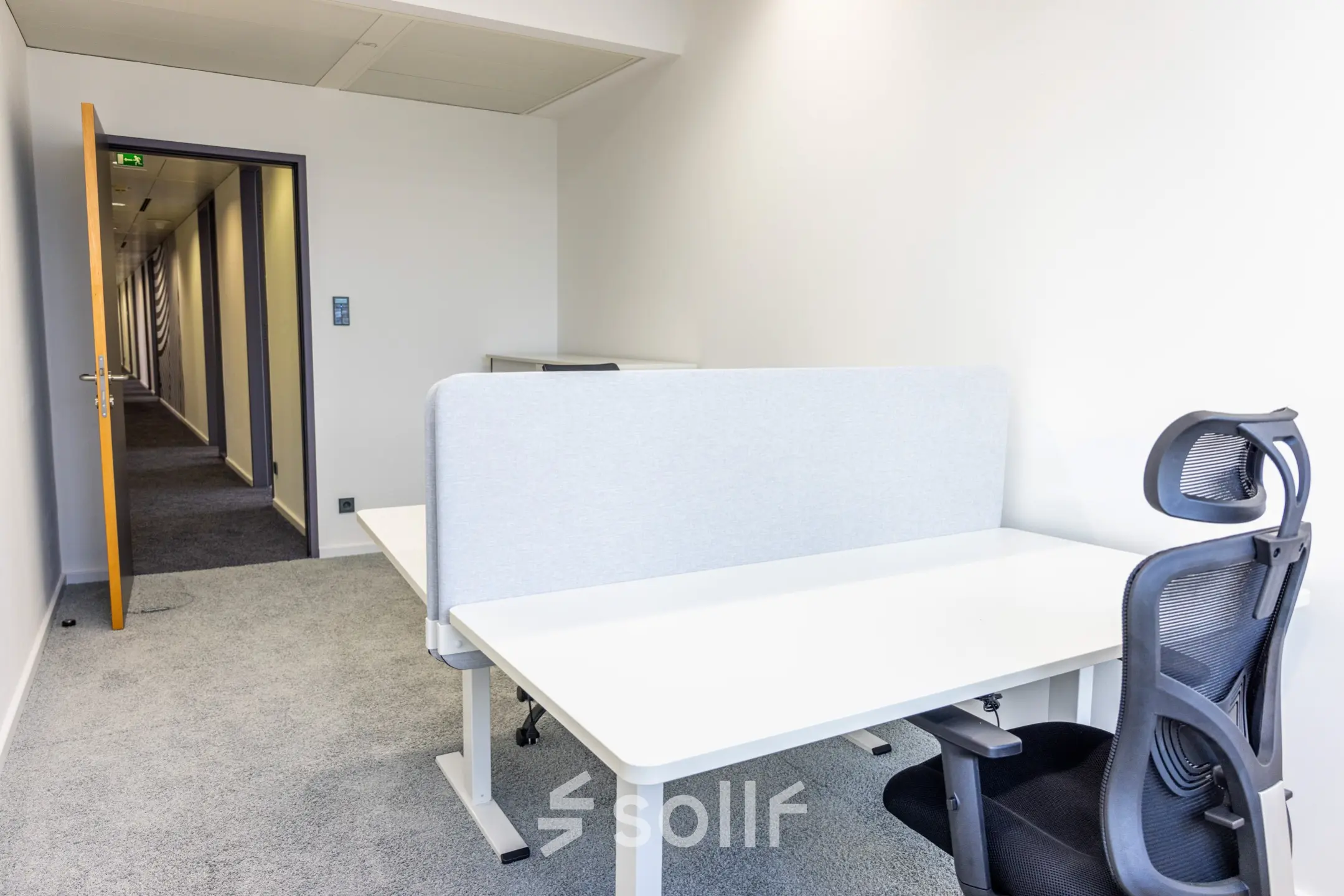 Helles Büro zur Miete in der Schönbrunner Straße 230, 1120 Wien, mit modernen Arbeitsplätzen und Teppichboden.