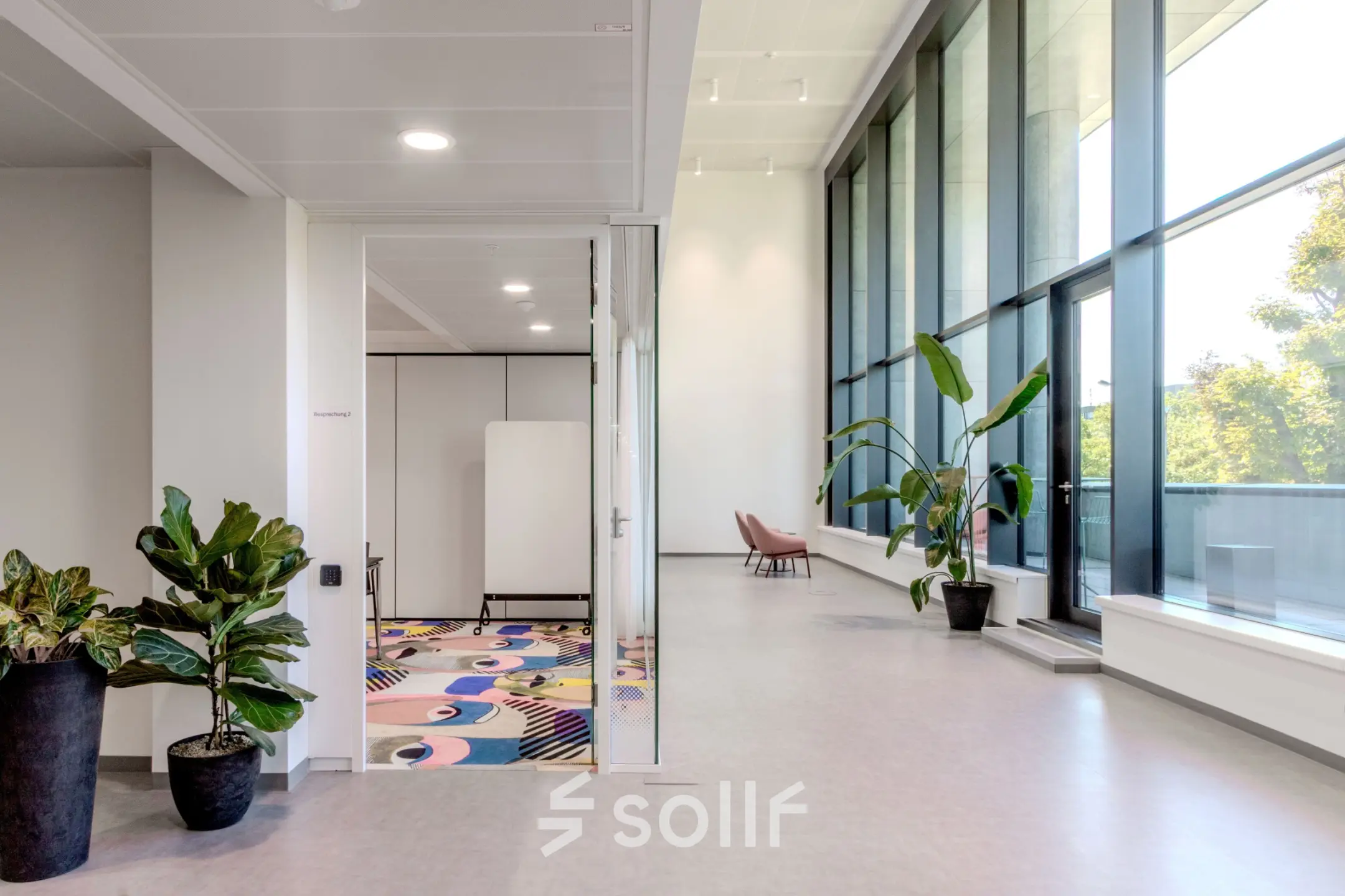 Moderner Büroraum in Siemensstraße 89, 1210 Wien, mit einer hellen Fensterfront und minimalistischer Dekoration. Perfekt für die Bürofläche mieten oder Büroraum mieten in Floridsdorf.