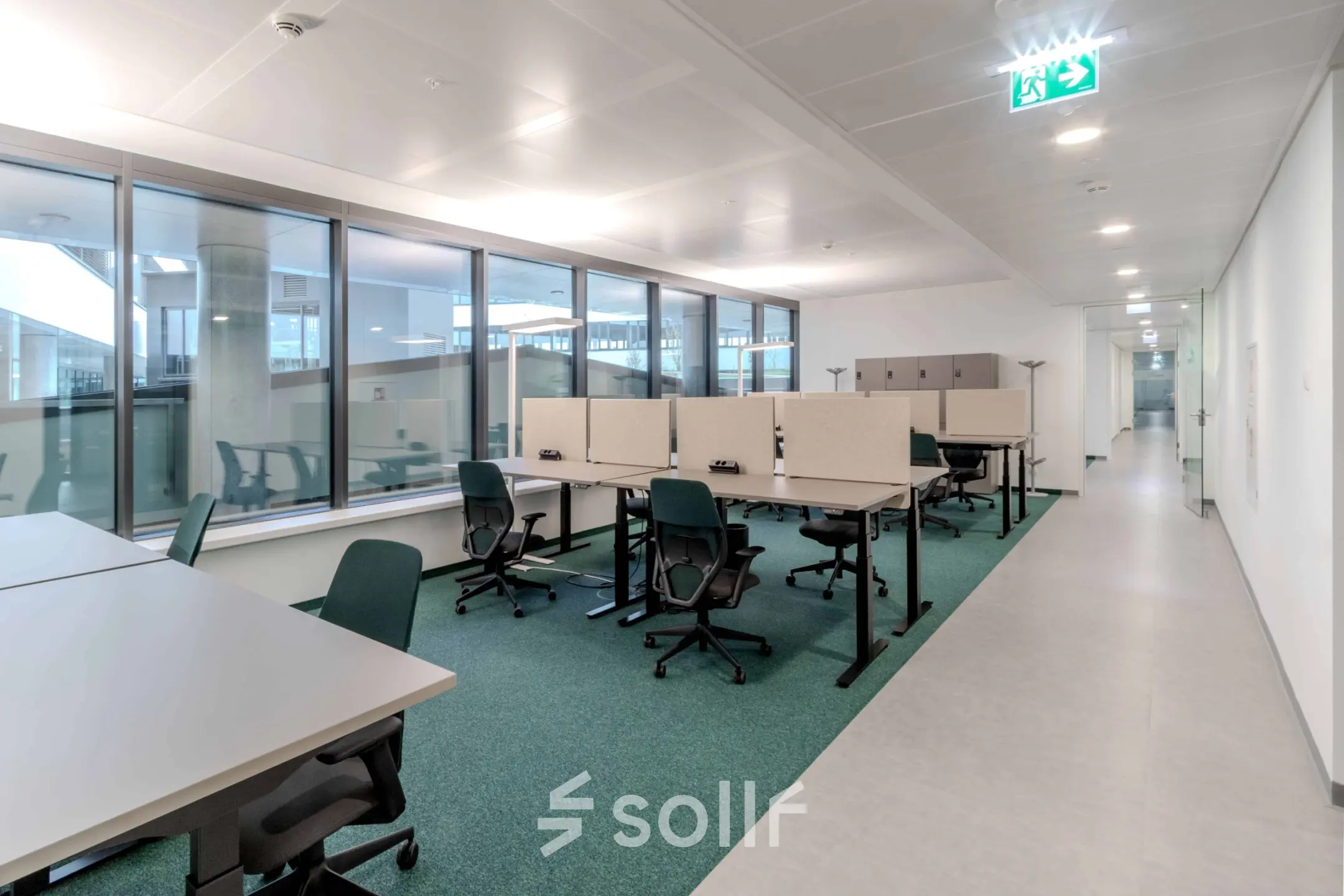 Helles Büro in Siemensstraße 89, 1210 Wien (Floridsdorf) mit modernen Arbeitsplätzen zum Büro mieten. Große Fensterflächen bieten viel Tageslicht und eine ansprechende Atmosphäre.