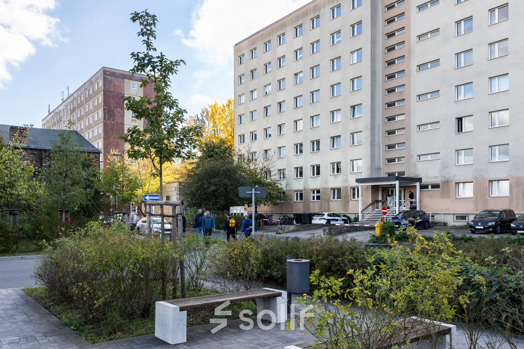 Außenansicht eines Bürogebäudes in Berlin Friedrichshain mit umliegendem Grün und geparkten Autos; ideal für Büro mieten.