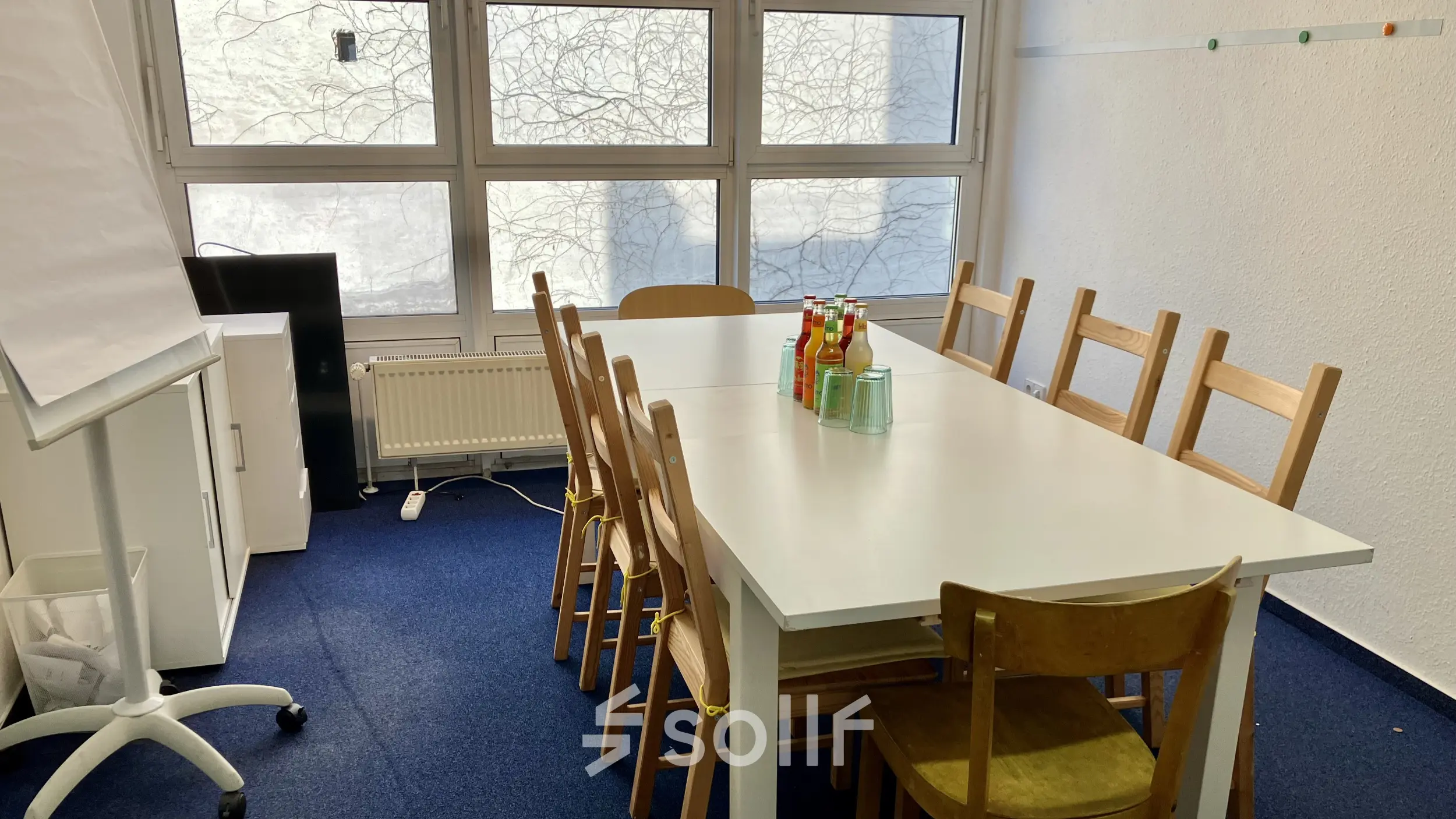 Heller Büroraum in der Boppstraße 7, Berlin Kreuzberg, mit Tisch und Stühlen, ideal zum Bürofläche mieten oder für Meetings.