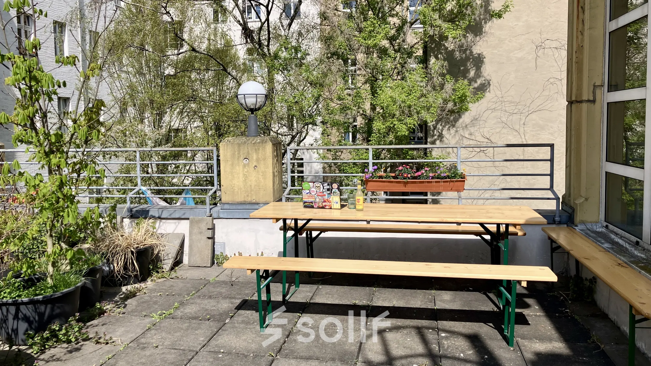 Freiluftbereich auf der Terrasse eines Büros in der Boppstraße 7, Berlin Kreuzberg, mit Tisch und Bänken für Meetings oder Pausen.