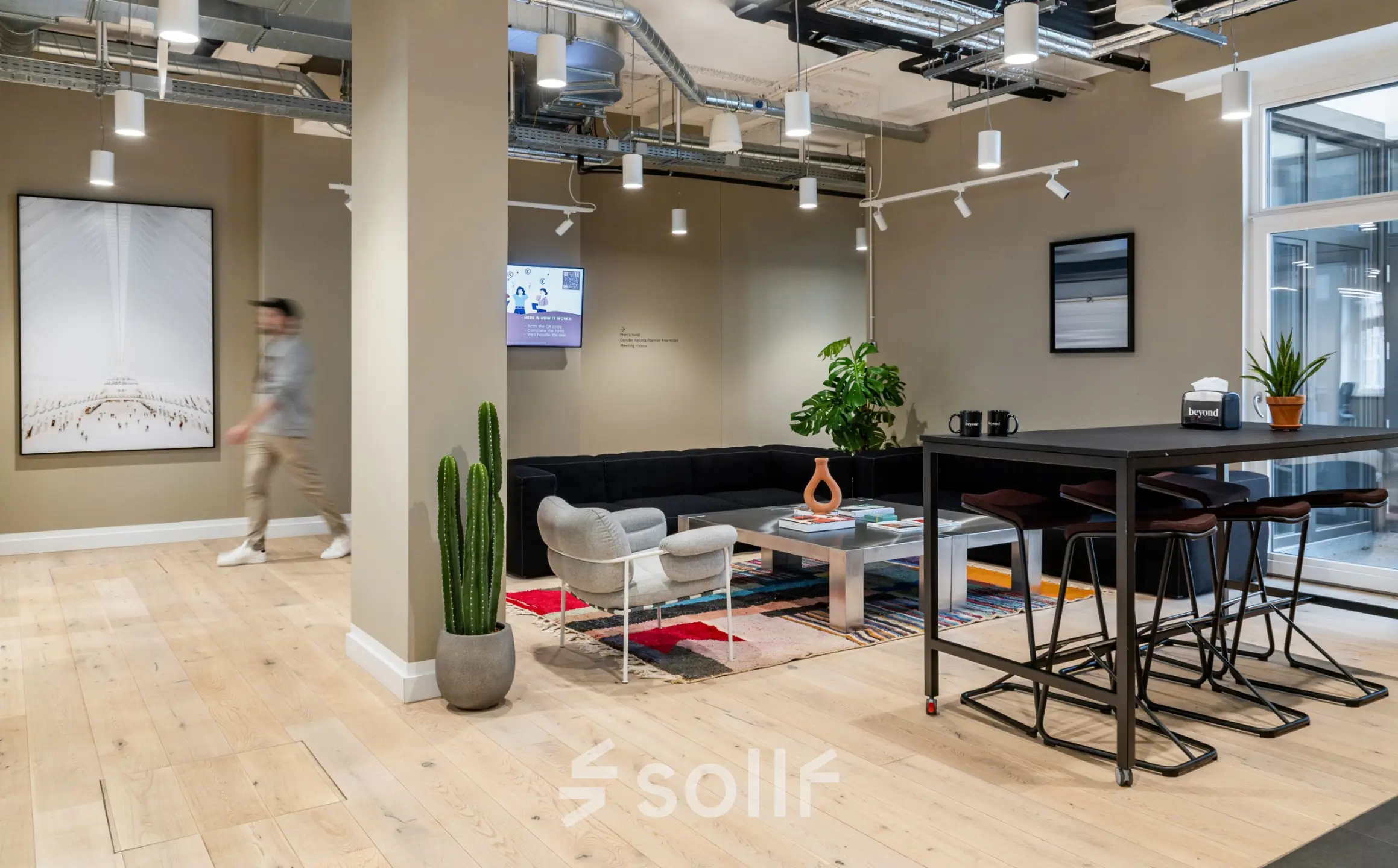Modernes Büro in Berlin Kreuzberg mit stilvollen Möbeln, Pflanzen und Kunst an den Wänden, ideal zum Büro mieten oder Bürofläche mieten.