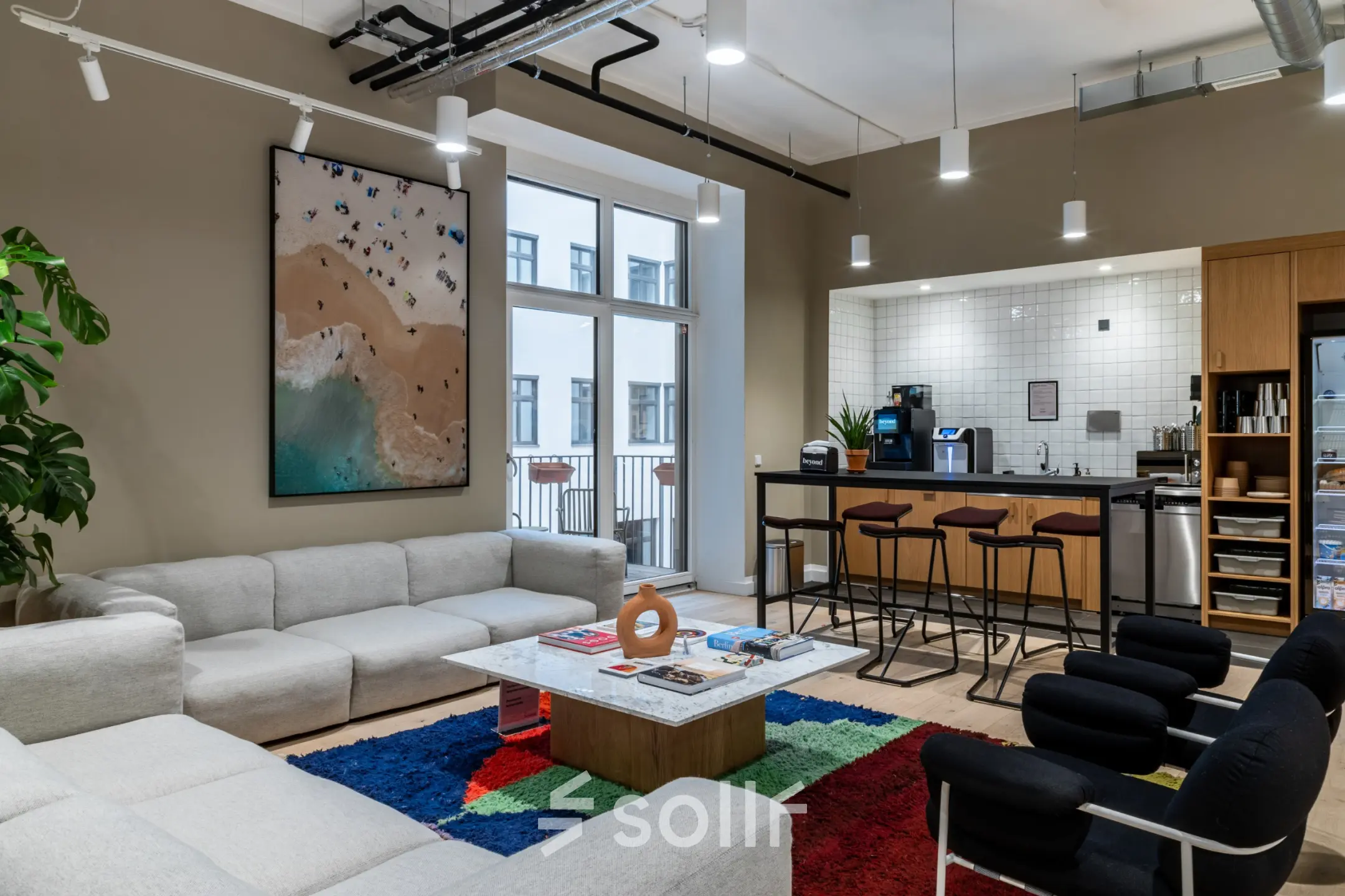 Moderner Büroraum in der Chausseestraße 29, Berlin Kreuzberg, mit gemütlichen Sitzmöglichkeiten und einer kleinen Küchenzeile, ideal zum Büro mieten.
