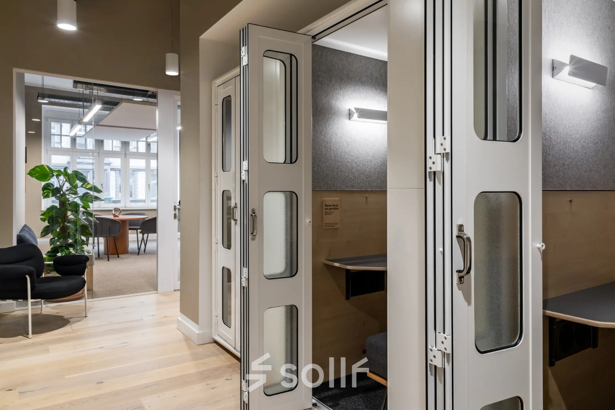 Modernes Büro in der Chausseestraße 29, Berlin Kreuzberg mit komfortablen Arbeitsplätzen und Akustikkabinen, ideal zum Büroraum mieten.