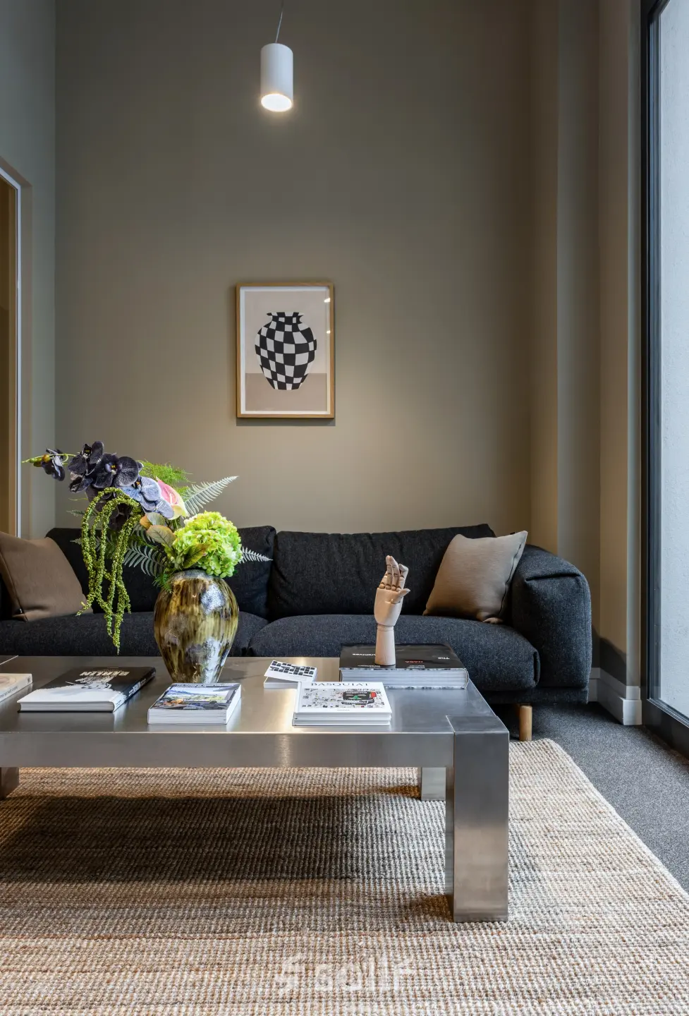 Gemütlicher Büroraum in der Chausseestraße 29, Berlin Kreuzberg, mit modernem Sofa, Couchtisch und Dekorationen. Eine stilvolle Option für alle, die ein Büro mieten möchten.
