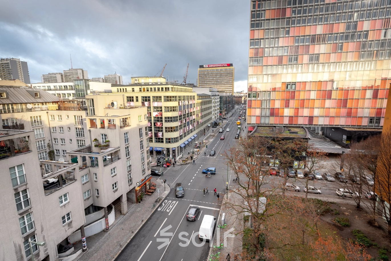 Städtische Straßenansicht der Rudi-Dutschke-Straße 23 in Berlin Kreuzberg, ideal gelegen zum Büro mieten, mit Blick auf umliegende Gebäude und Straßenverkehr.