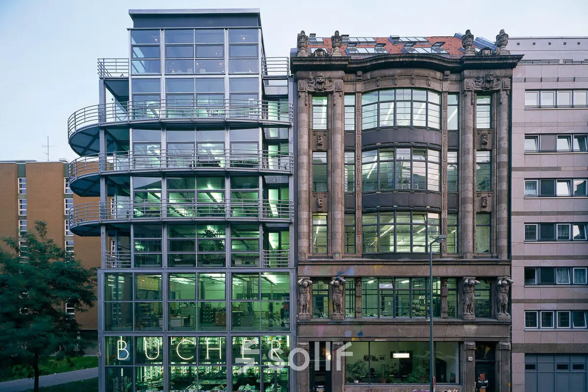 Moderne Fassade eines Bürogebäudes in der Rudi-Dutschke-Straße 23, Berlin Kreuzberg. Großflächige Fenster und Stahlakzente prägen das Erscheinungsbild.