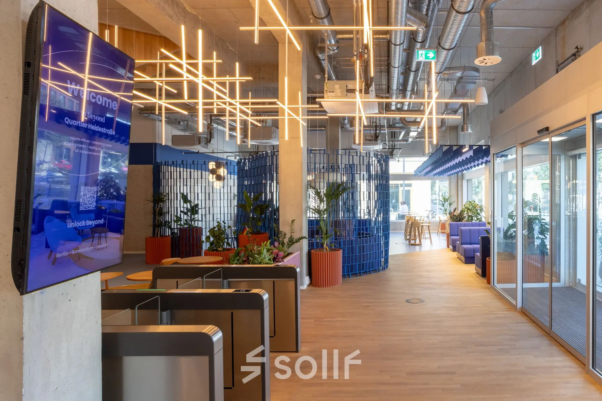 Modernes Büro in der Heidestraße 34, Berlin Mitte, mit stilvollen Lichtern, dekorativen Pflanzen und großzügigen Arbeitsbereichen. Ideal für Büroraum mieten, bietet eine inspirierende Atmosphäre für produktives Arbeiten.