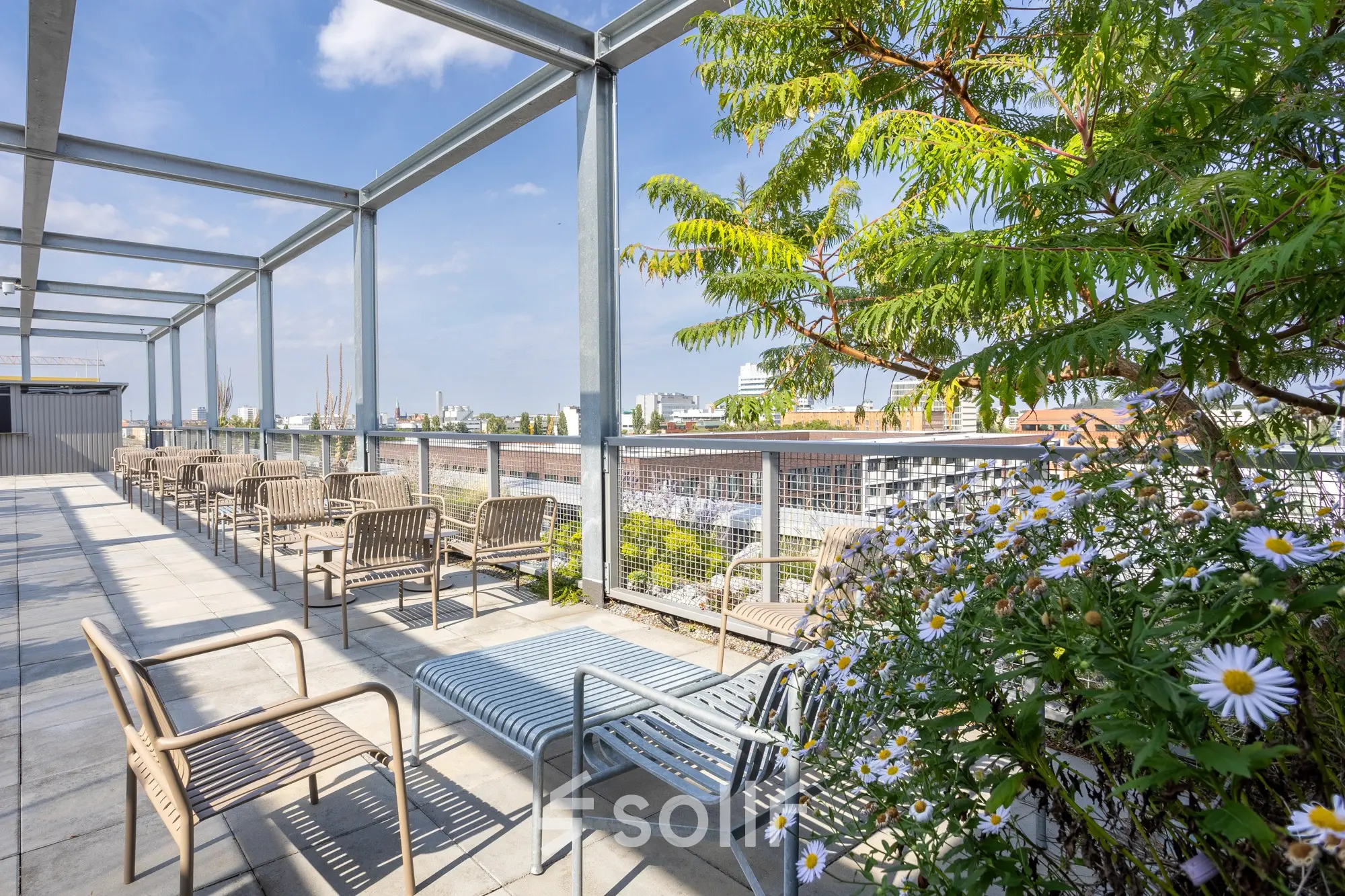 Sonniger Außenbereich in Berlin Mitte, Heidestraße 34, ideal als entspanntes Büro oder Gemeinschaftsfläche zum Mieten. Perfekt für Networking oder kreative Pausen.