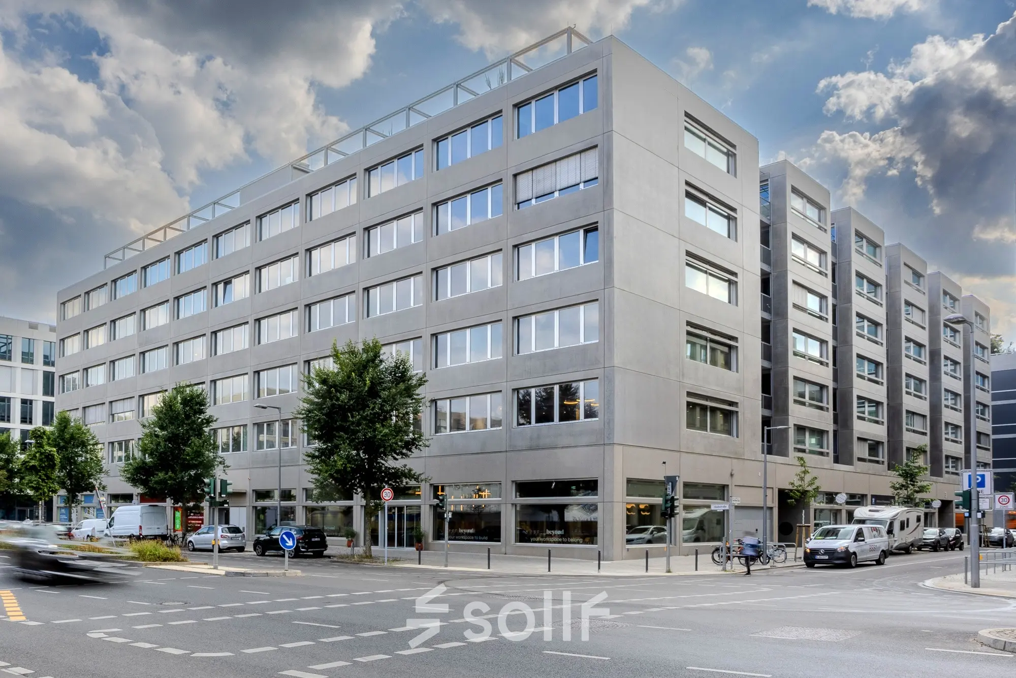 Großes modernes Bürogebäude in der Heidestraße 34, Berlin Mitte, ideal für Bürofläche mieten oder Büroraum mieten.