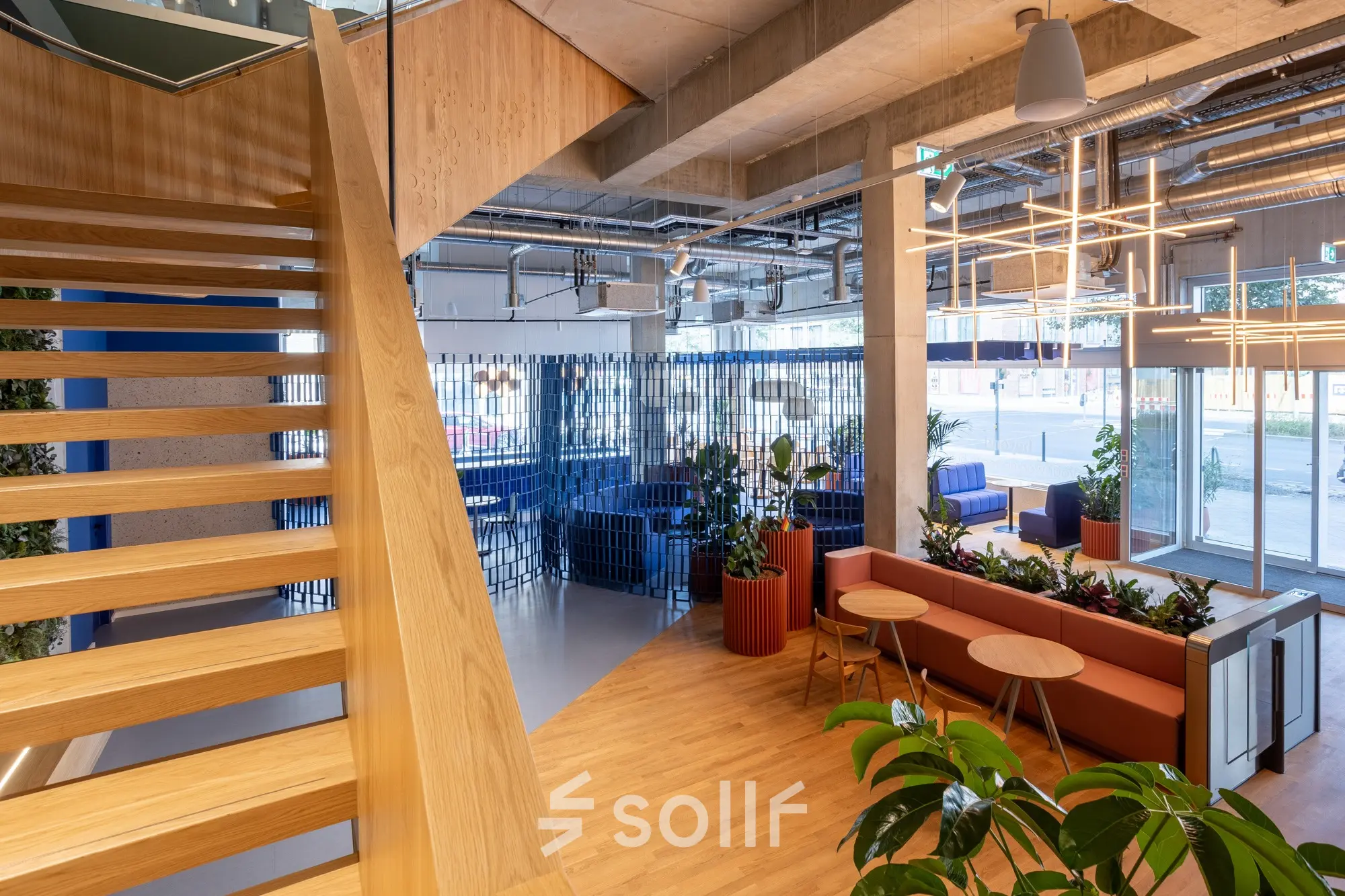 Modernes Büro in Berlin-Mitte mit stilvollen Möbeln und viel Tageslicht, ideal für kleines Unternehmen, das Bürofläche mieten möchte.