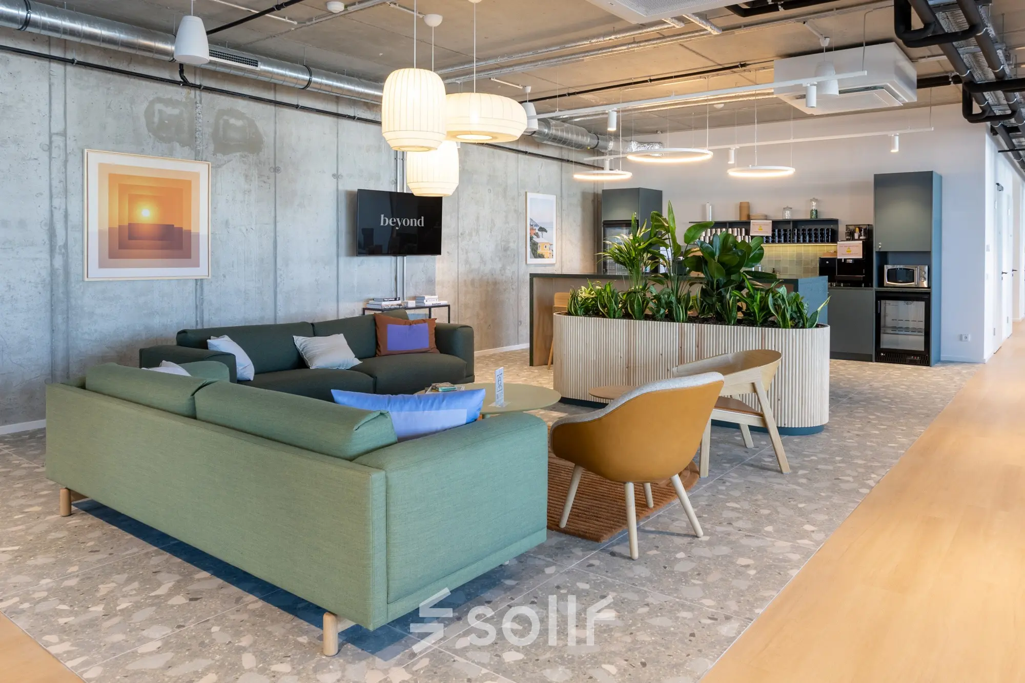 Modernes Büro in Berlin Mitte mit gemütlicher Lounge, Pflanzen und Küche; ideale Bürofläche zum Mieten.