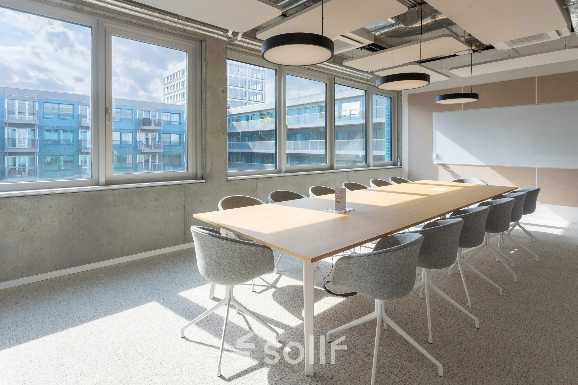 Helles Büro in der Heidestraße 34, Berlin Mitte, mit modernem Konferenztisch und Stühlen, ideal zum Büroräume mieten für Meetings und Teamarbeit.