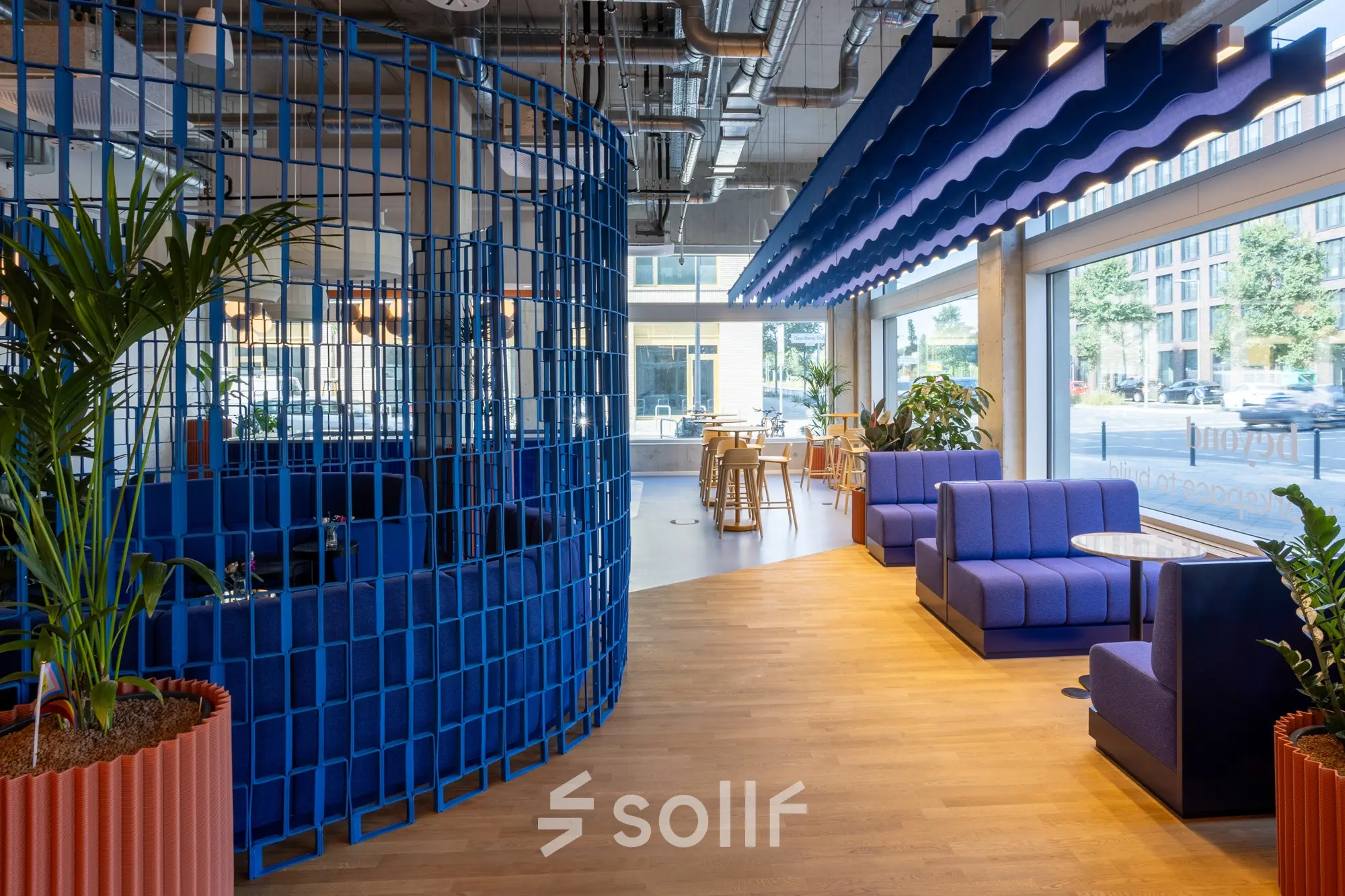Modernes Büro in Berlin Mitte mit stilvollen blauen Trennwänden und Sitzbereichen, ideal zum Büro mieten und kreativ arbeiten.