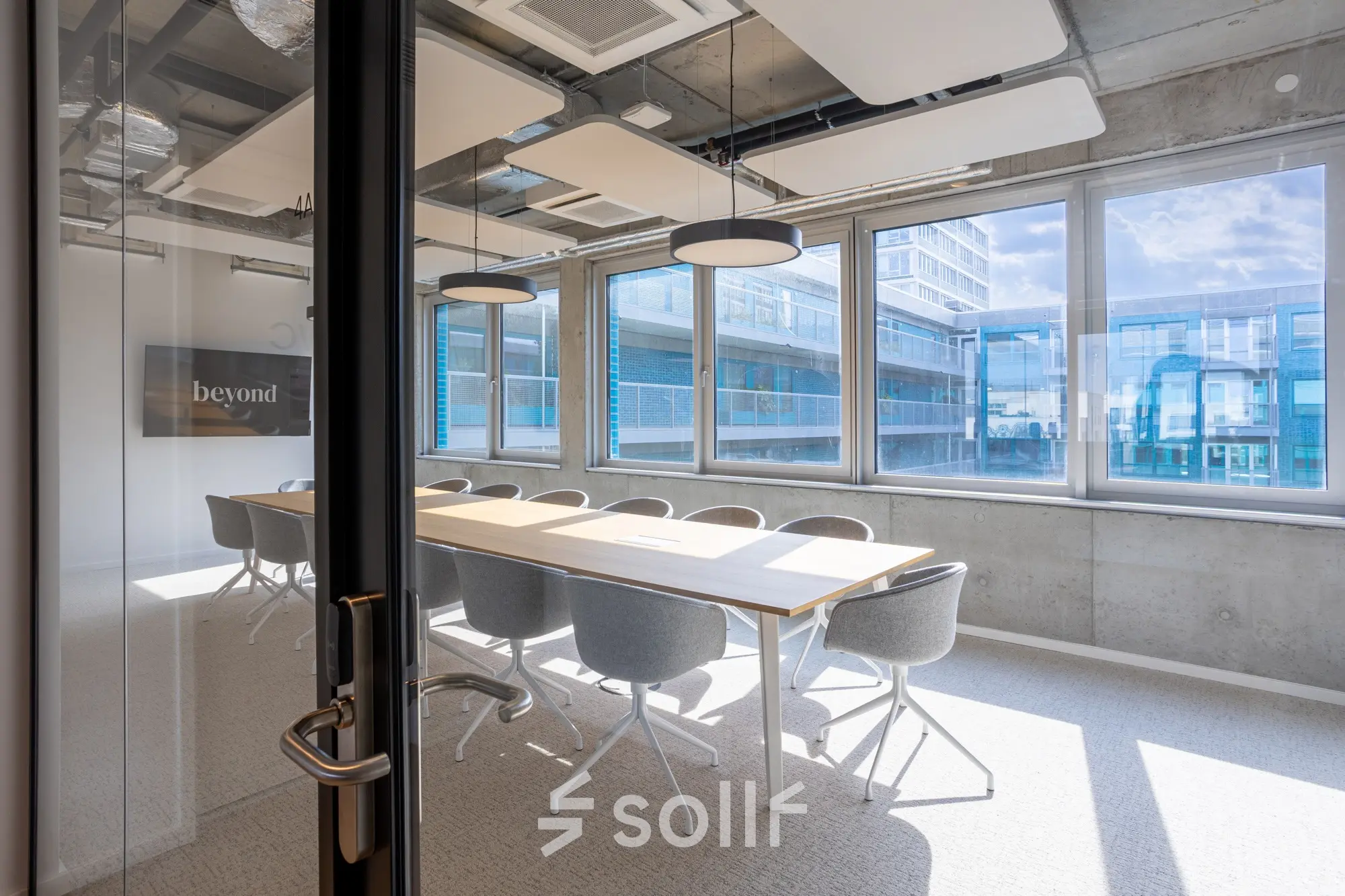 Modernes Büro in Berlin Mitte mit großen Fenstern und minimalistischem Design ideal für Konferenzen. Perfekt für Unternehmen, die Bürofläche mieten möchten.