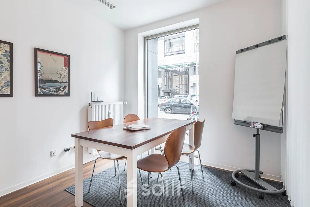 Helles Büro mit Tisch und Stühlen in Berlin Mitte, ideal zum Bürofläche mieten. Große Fenster sorgen für viel Tageslicht.