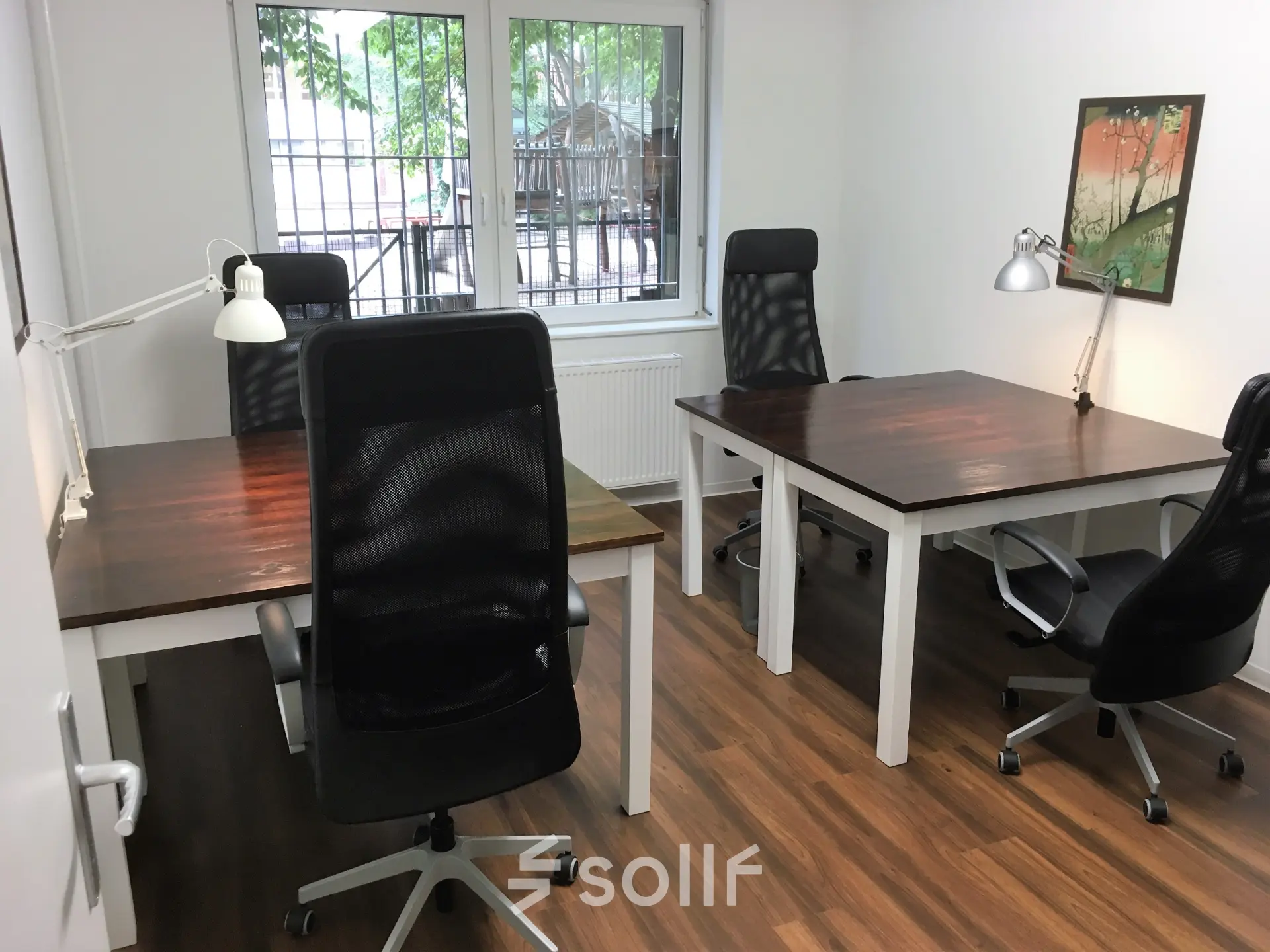 Helles Büro in der Jägerstraße, Berlin Mitte, mit vier robusten Holztischen und ergonomischen Stühlen, perfekt zum Büroraum mieten.