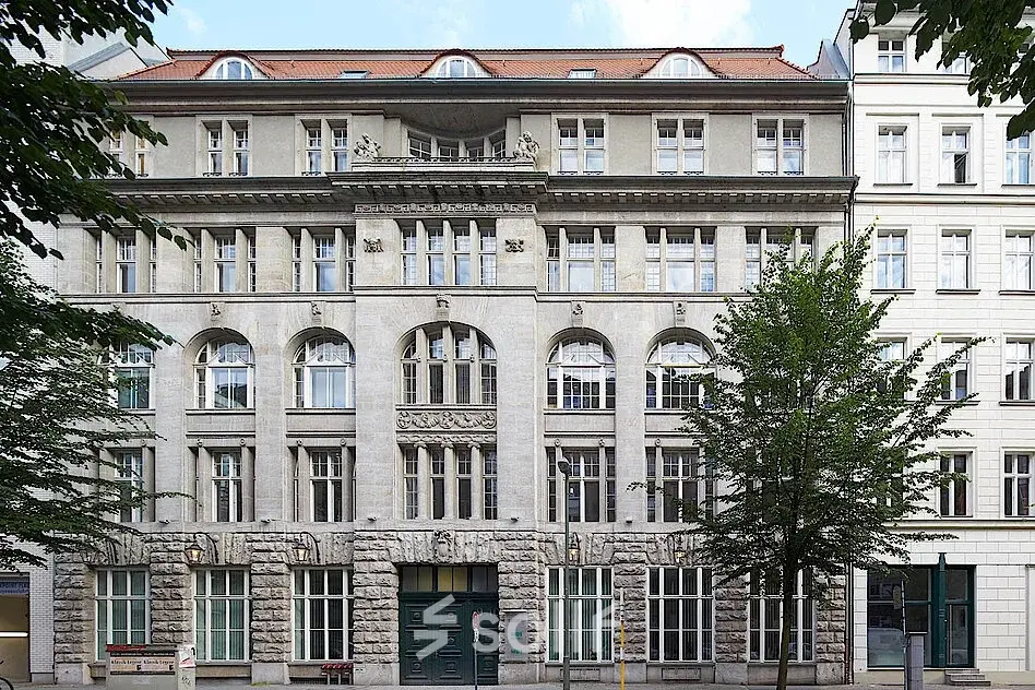 Historisches Bürogebäude in der Krausenstraße 9 in Berlin Mitte mit beeindruckender Fassadenarchitektur.