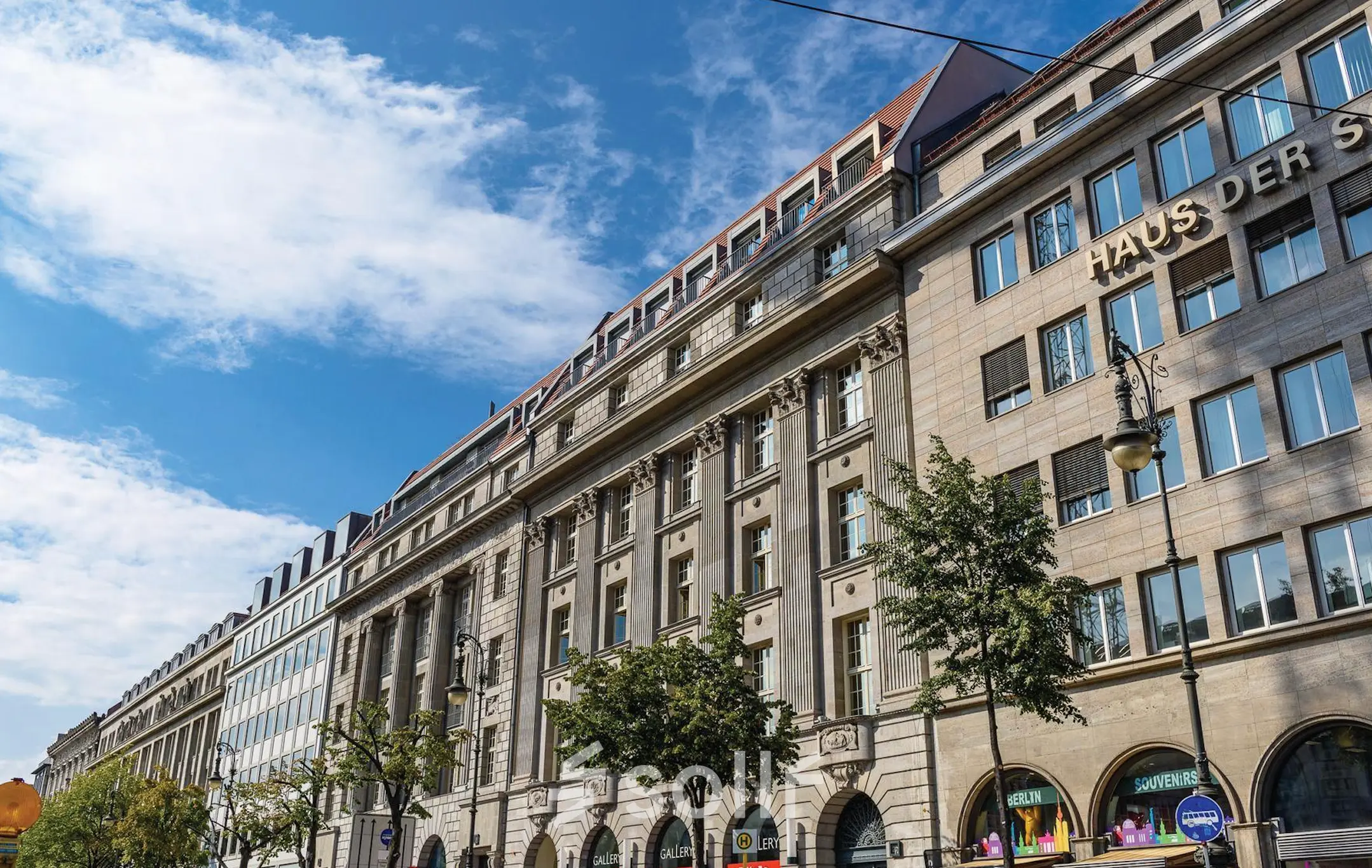 Historische Fassade an Unter den Linden 26-30 in Berlin Mitte, ideal zum Büro mieten.