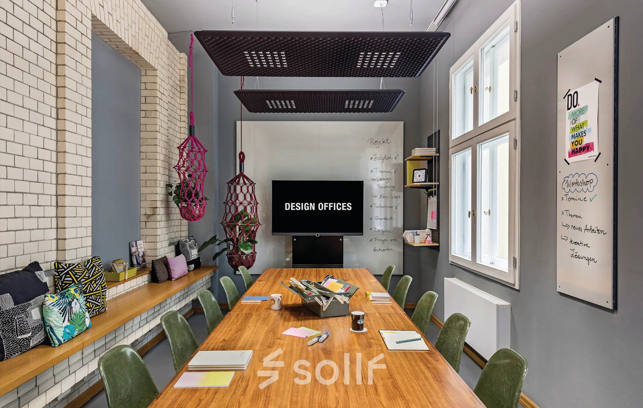 Moderner Konferenzraum in Berlin Mitte mit großem Holztisch und grünen Stühlen. Weiße Wände und Fenster bieten viel Tageslicht. Ideale Option für Büro mieten.