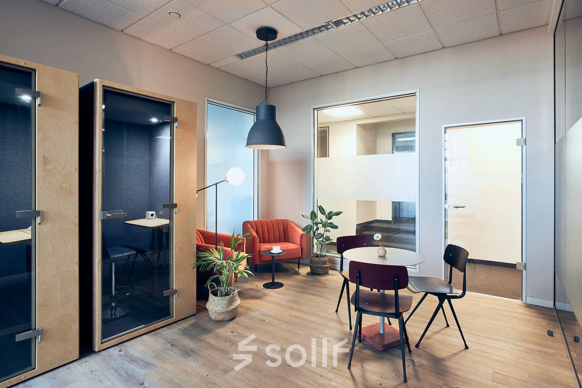 Modernes Büro in Berlin Mitte, Voltastraße 5, mit möblierten Sitzbereichen und Besprechungskabinen. Ideal zum Büro mieten oder büroraum mieten für kreative Arbeitsumgebung.