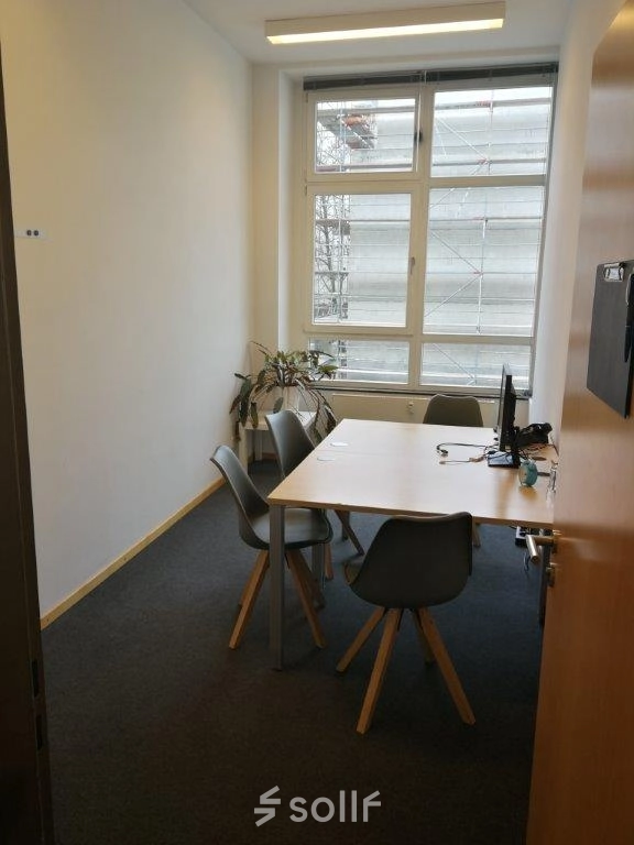 Helles Büro auf der Zinnowitzer Straße 1, Berlin Mitte, mit einem Tisch und vier Stühlen. Ideal für die Büromiete mit Blick auf den Innenhof.