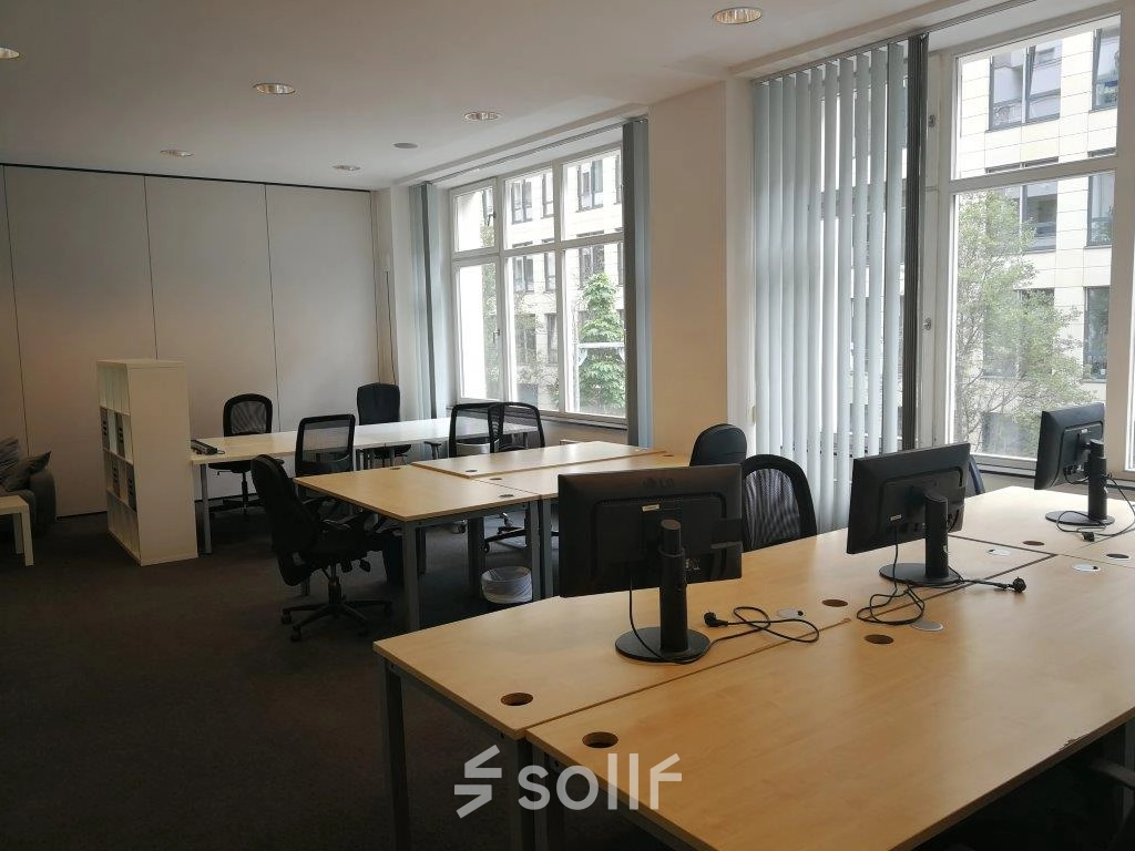 Helles Büro in Berlin Mitte mit großen Fenstern und mehreren Arbeitsplätzen, ideal zum Büro mieten in Zinnowitzer Straße 1.
