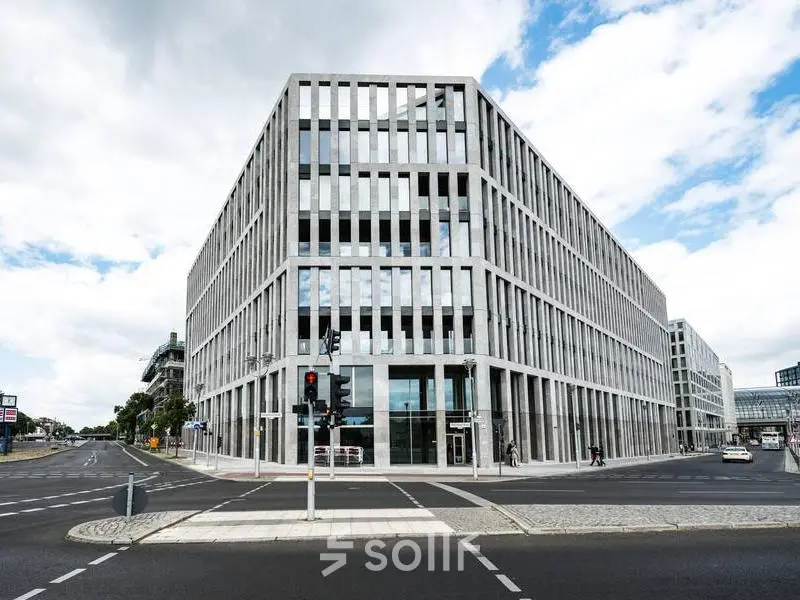 Modernes Bürogebäude an der Rahel-Hirsch-Straße 10 in Berlin Moabit, ideal um Büroflächen zu mieten.