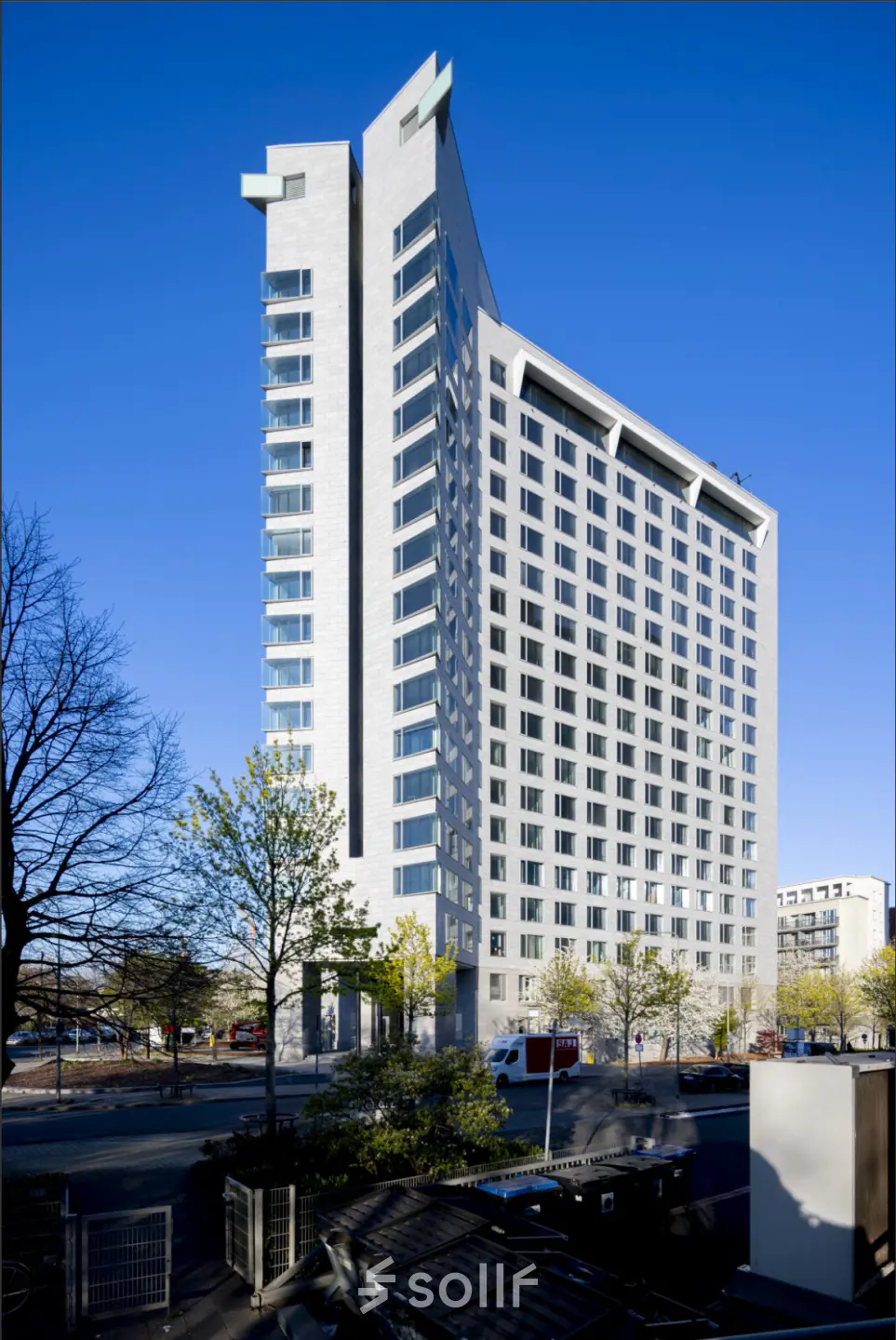 Modernes Bürogebäude in Frankfurt Bockenheim an der Solmsstrasse 83. Ideal für Unternehmen, die Bürofläche mieten möchten.