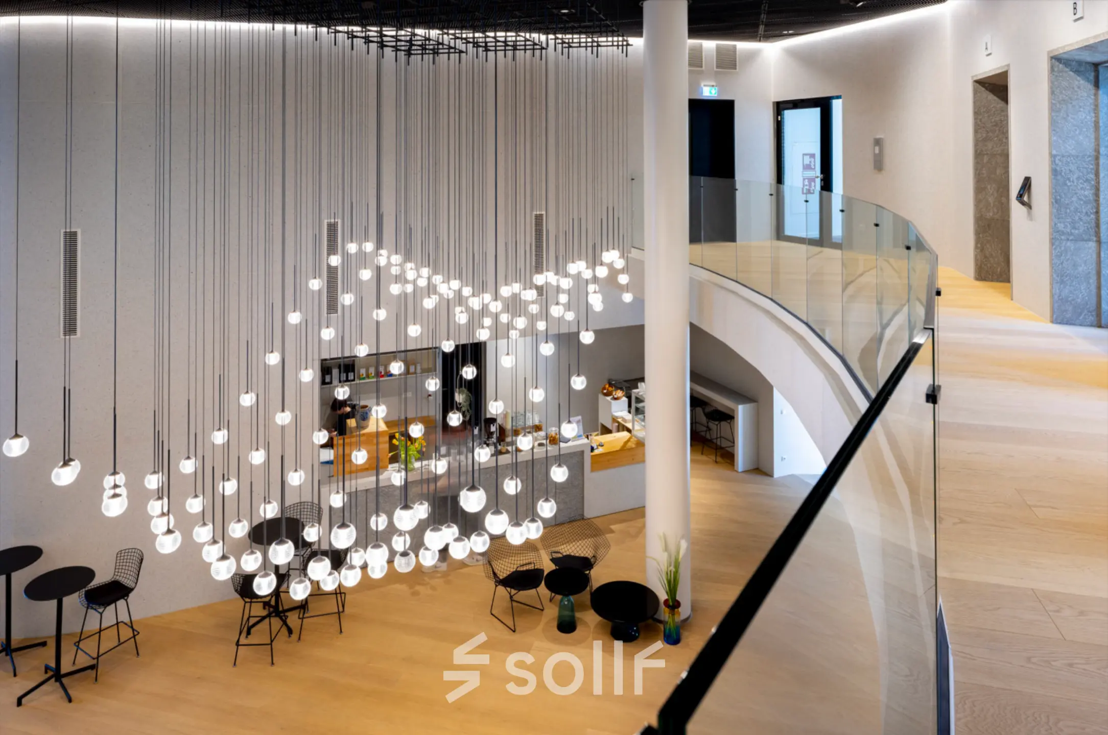 Moderne Bürofläche mieten in Frankfurt Bockenheim. Eleganter Eingangsbereich mit stilvoller Beleuchtung und einer kleinen Lounge.