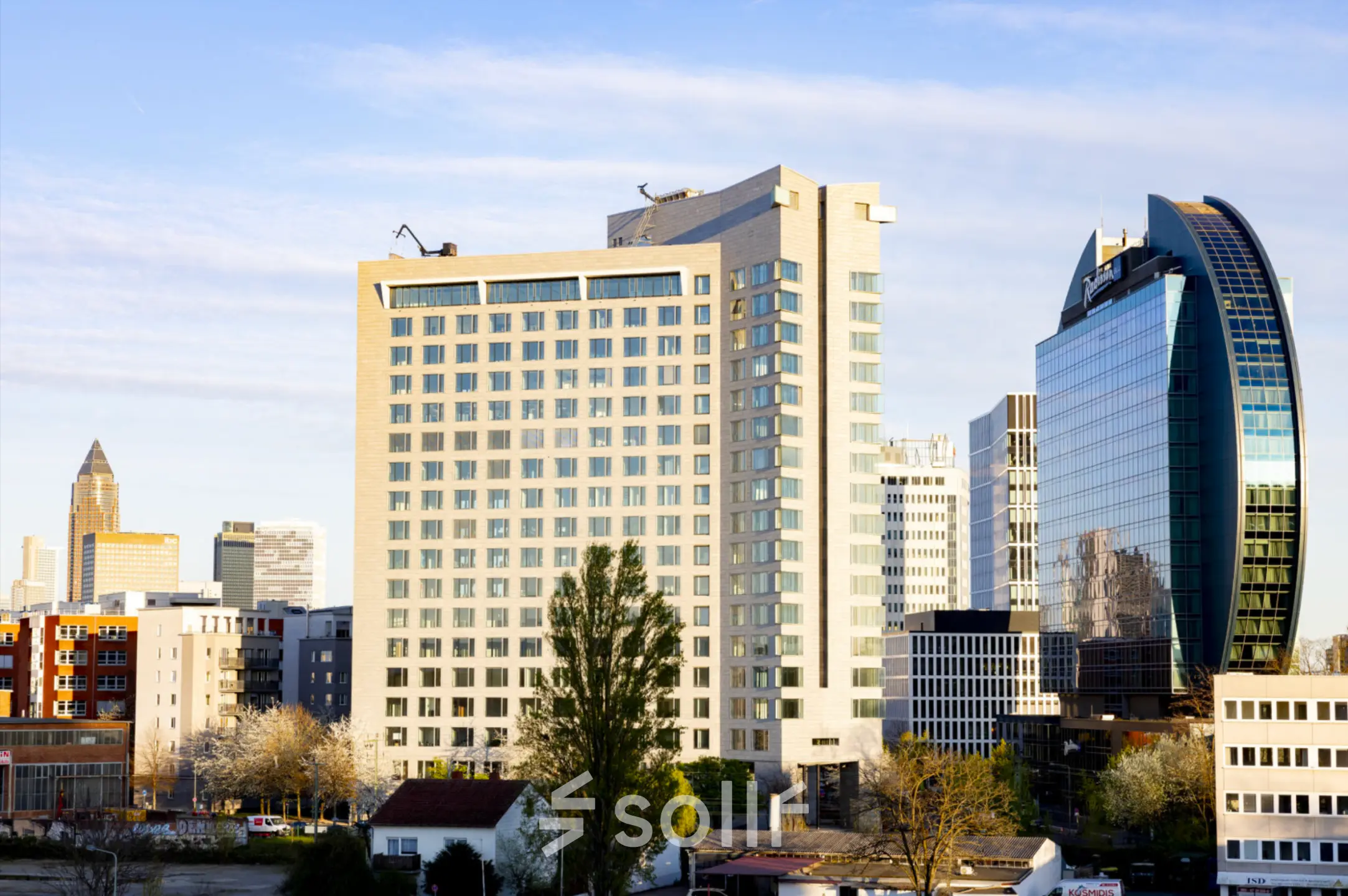 Skyline von Frankfurt Bockenheim bei Solmsstrasse 83 mit modernen Bürotürmen für Büro mieten und Bürofläche mieten.
