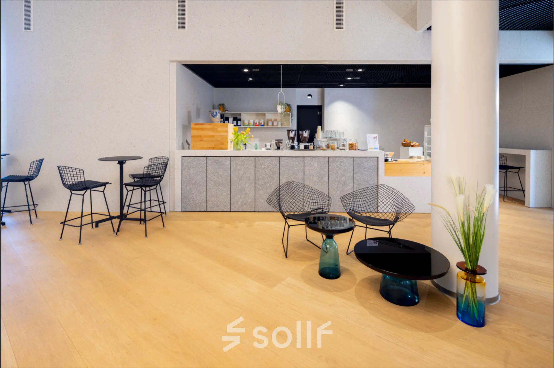 Moderner Büroraum in der Solmsstrasse 83, Frankfurt Bockenheim, mit stilvollen Sitzgelegenheiten und Tischen. Perfekt, um Bürofläche zu mieten.