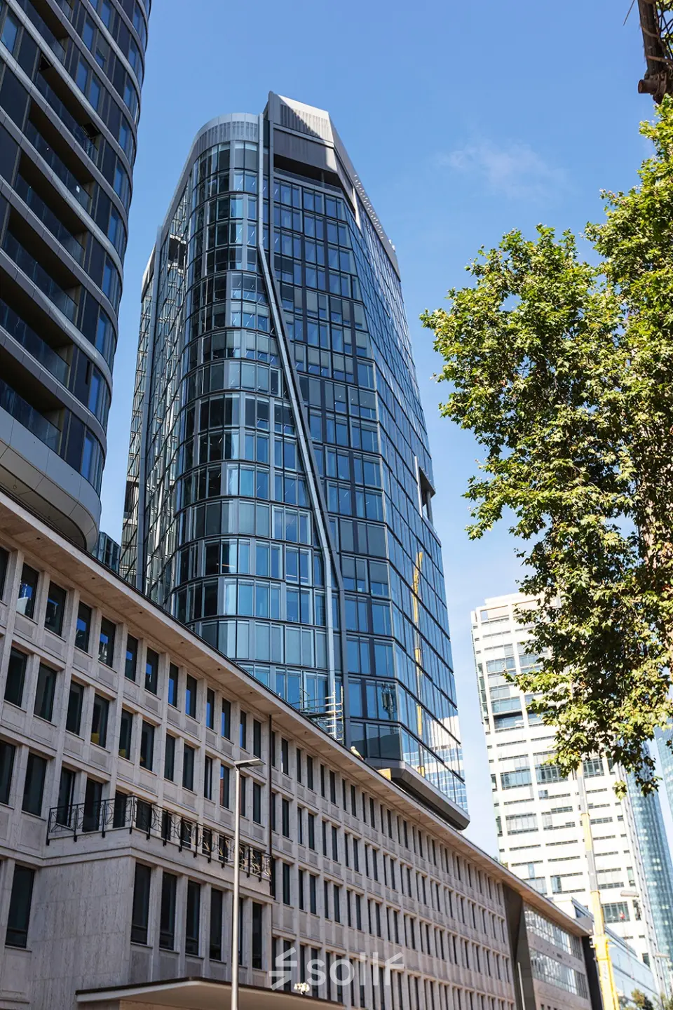 Modernes Bürogebäude in der Junghofstraße 9, Frankfurt Innenstadt, ideal für Unternehmen, die Bürofläche mieten möchten.