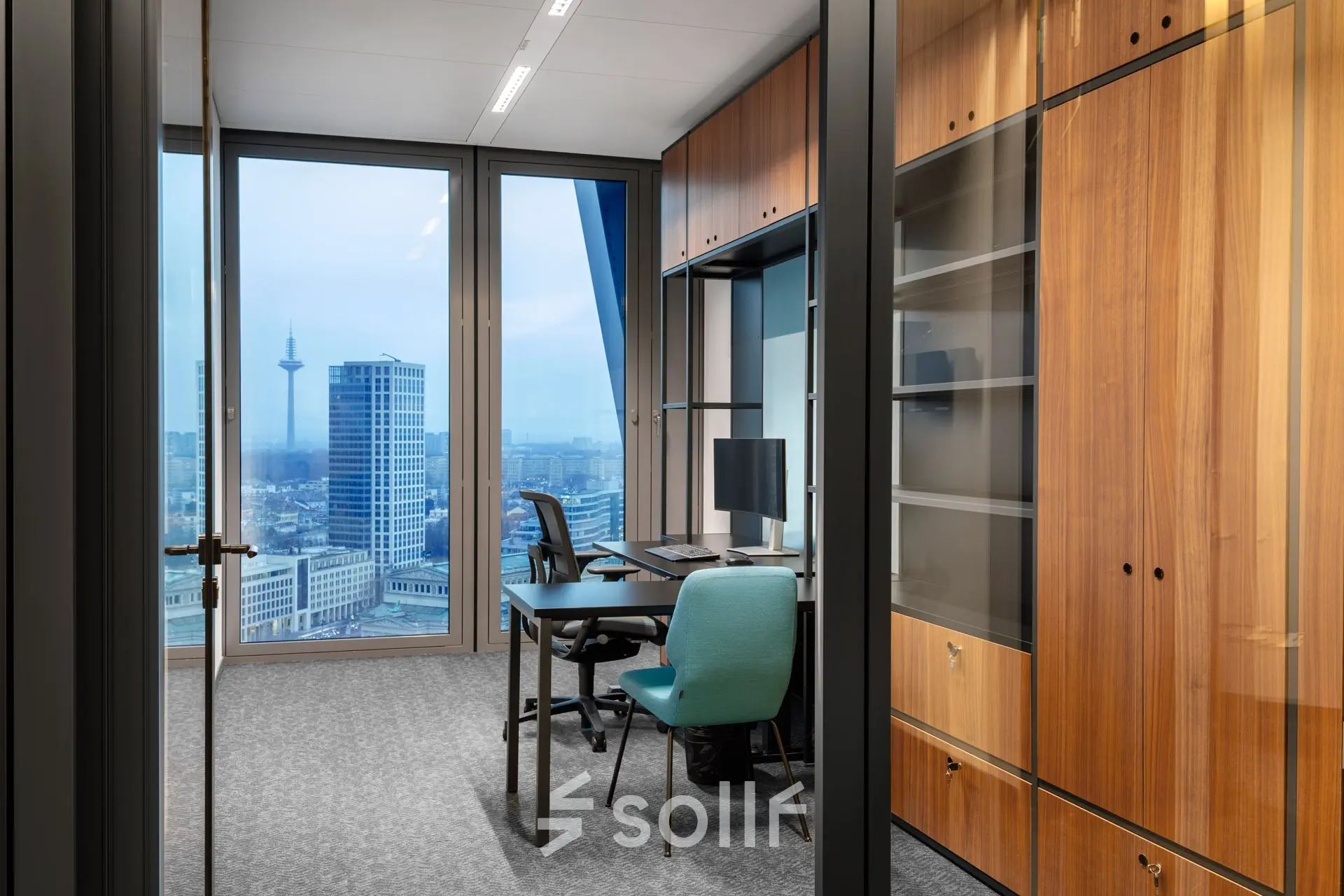 Modernes Büro mit Blick auf die Skyline in der Junghofstraße 9, Frankfurt Innenstadt. Ideal für Bürofläche mieten mit Schreibtischen, Stühlen und einem eleganten Holzschrank.