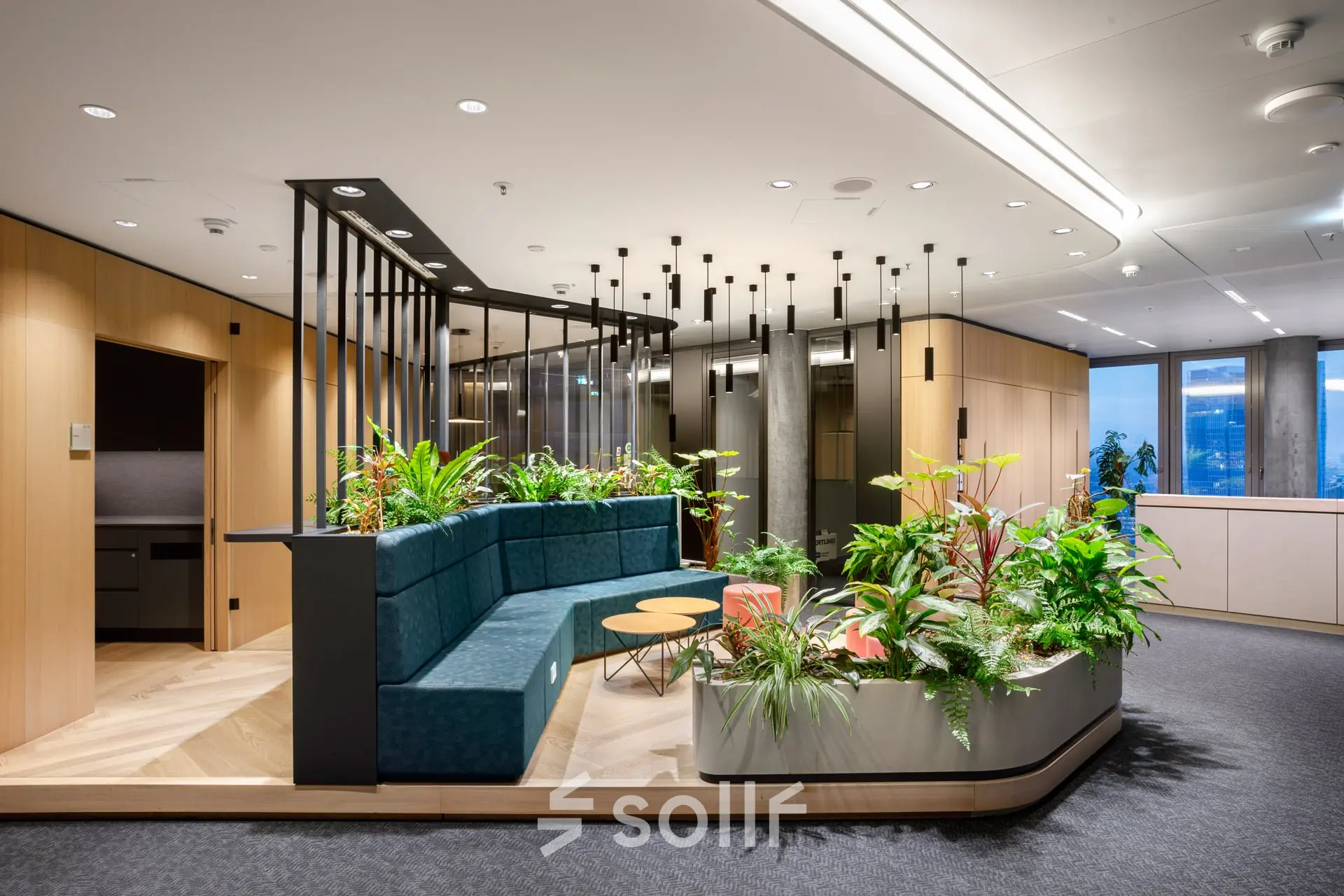 Moderner Büroraum in Frankfurt Innenstadt, Junghofstraße 9, mit stilvollen Sitzgelegenheiten und Pflanzenarrangements. Ideal für büroraum mieten, ansprechendes Ambiente für kreative Meetings und Zusammenarbeit.