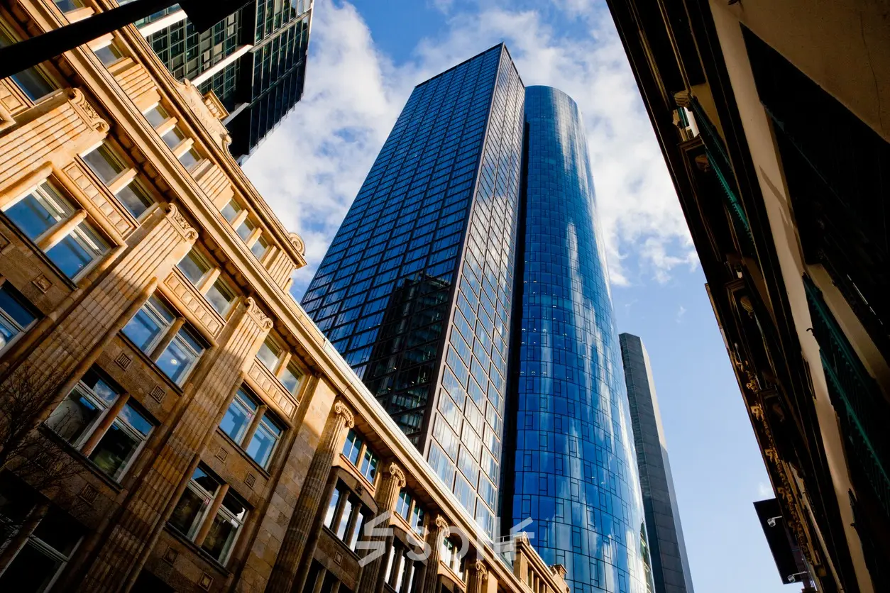 Moderne Hochhäuser in der Frankfurter Innenstadt mit einer dynamischen Skyline, ideal gelegen für büro mieten.
