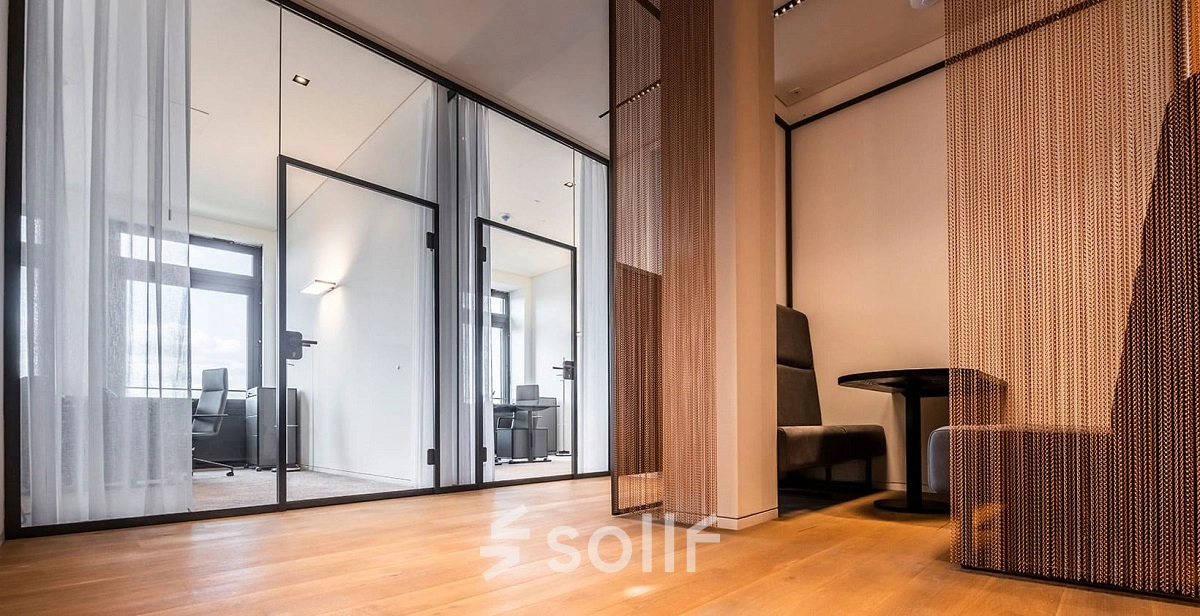 Modernes Büro in Hamburg Altstadt, Ballindamm 27, mit eleganten Glastrennwänden und stilvoller Möblierung. Ideale Option, um Bürofläche oder Büroraum zu mieten im Herzen von Hamburg.