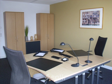 Modernes Büro mit zwei Schreibtischen, schwarzen Bürostühlen, Aktenordnern und Lampen, perfekt zum Büro mieten in Leipzig Engelsdorf.