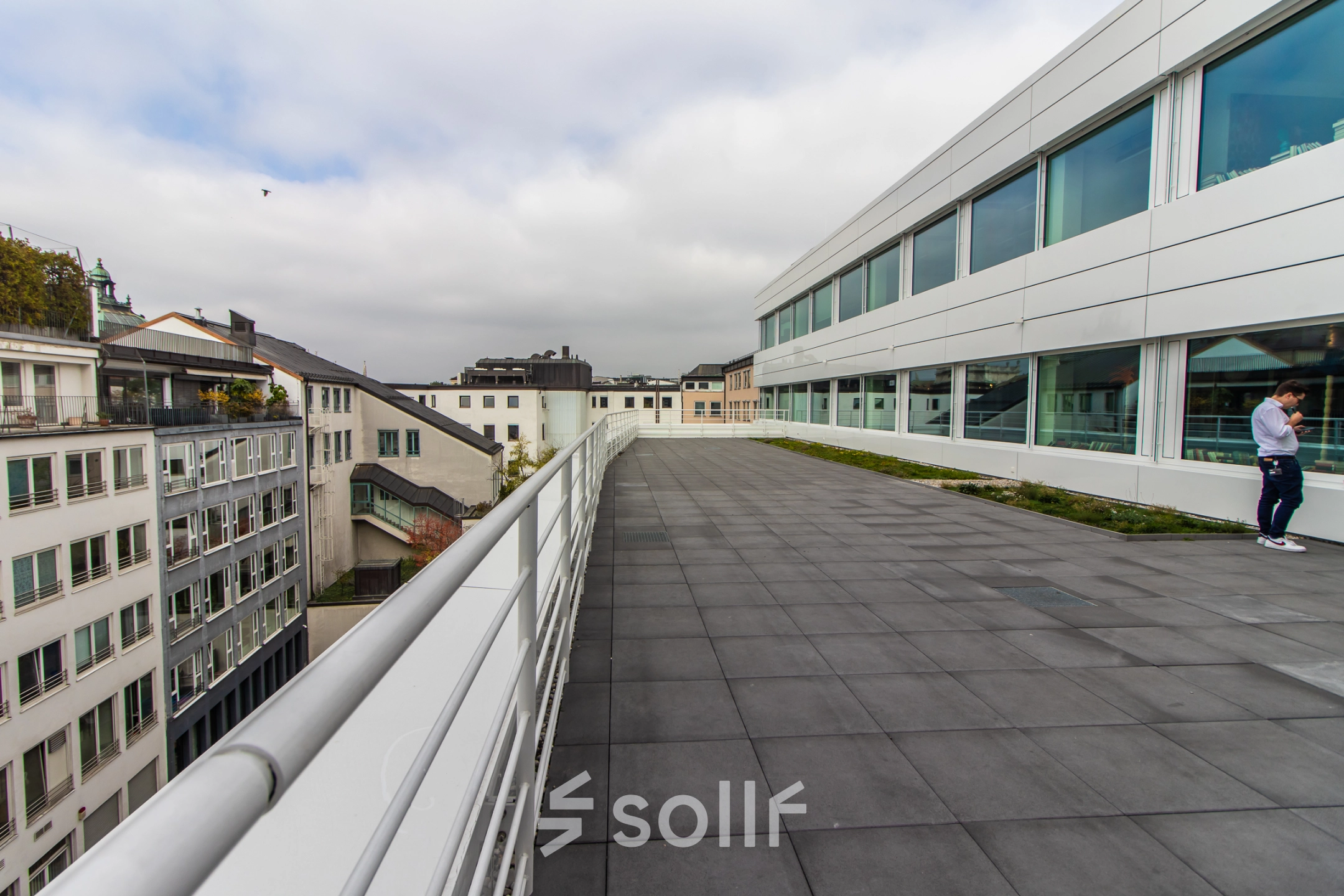 Dachterrasse mit Blick auf München Altstadt, ideal für entspannte Pausen im Freien.