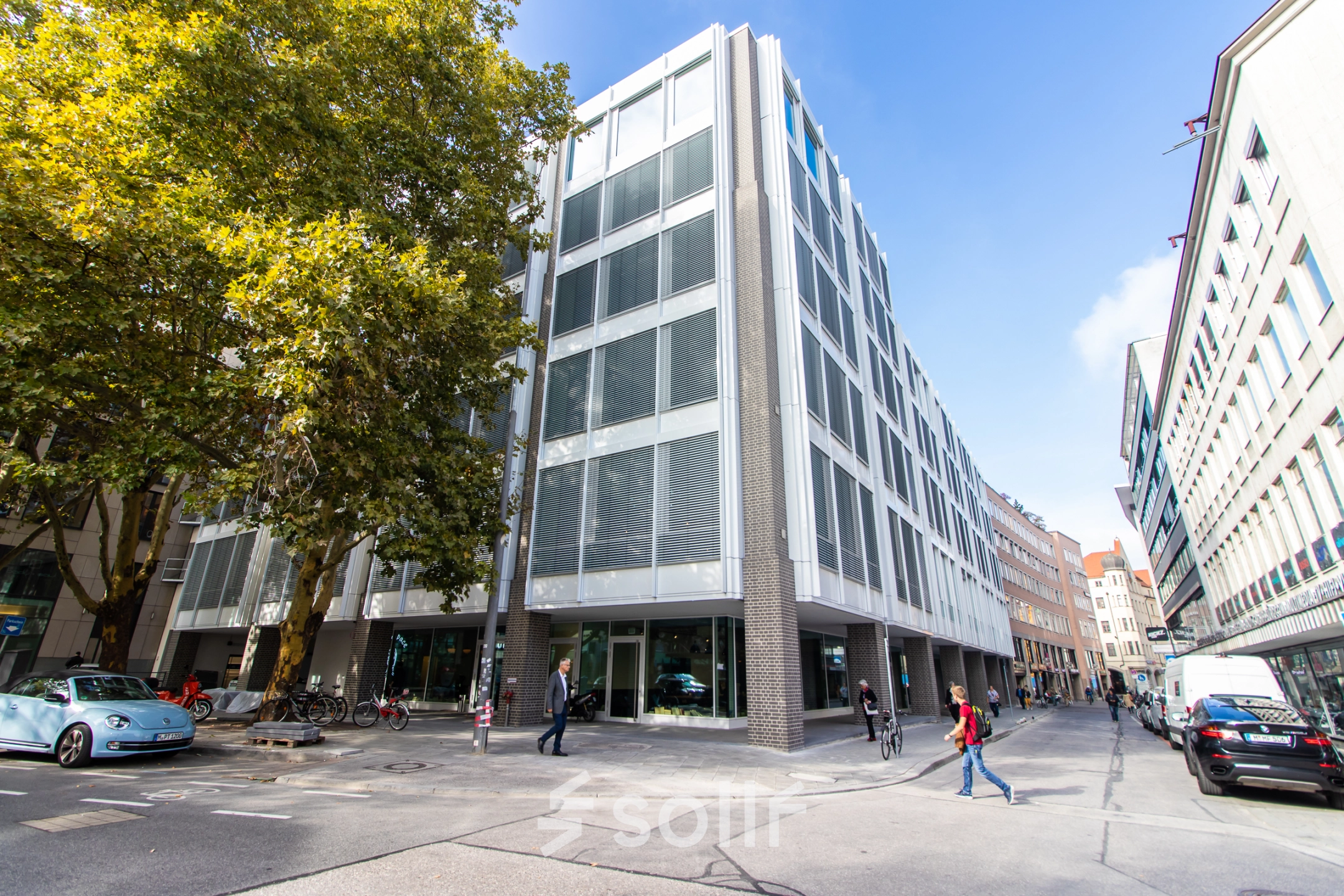 Modernes Bürogebäude in der Herzogspitalstraße 24, München Altstadt, ideal für bürofläche mieten, mit Fußgängern auf der Straße.